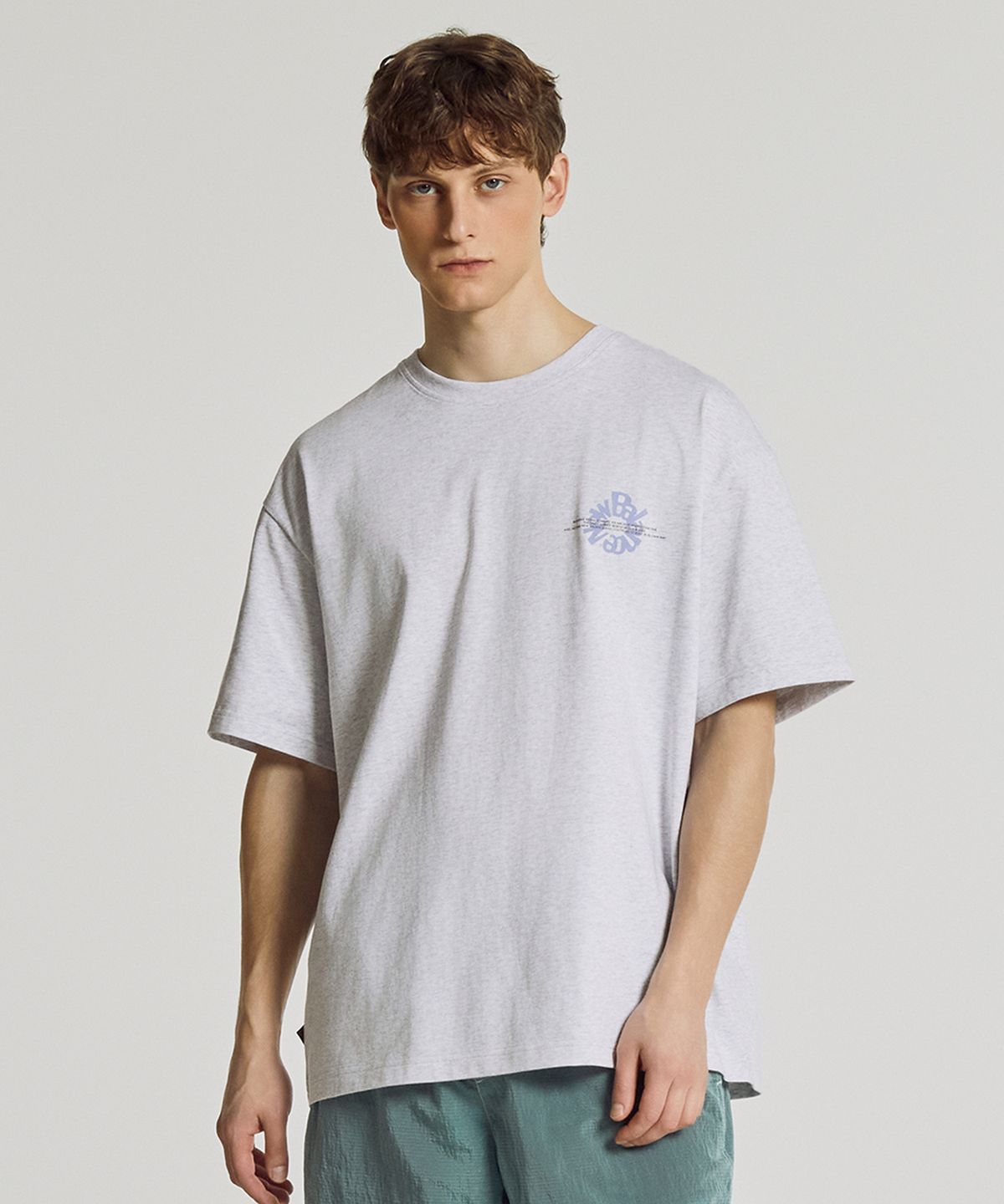 뉴발란스(NEW BALANCE) NBNEG3A113 / UNI Archive Pace Circle 반팔티 (L/GRAY)