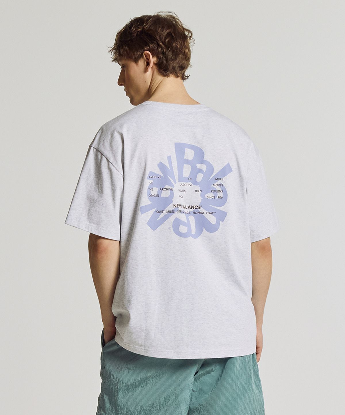 뉴발란스(NEW BALANCE) NBNEG3A113 / UNI Archive Pace Circle 반팔티 (L/GRAY)