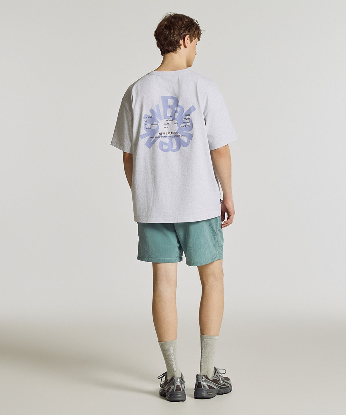 뉴발란스(NEW BALANCE) NBNEG3A113 / UNI Archive Pace Circle 반팔티 (L/GRAY)