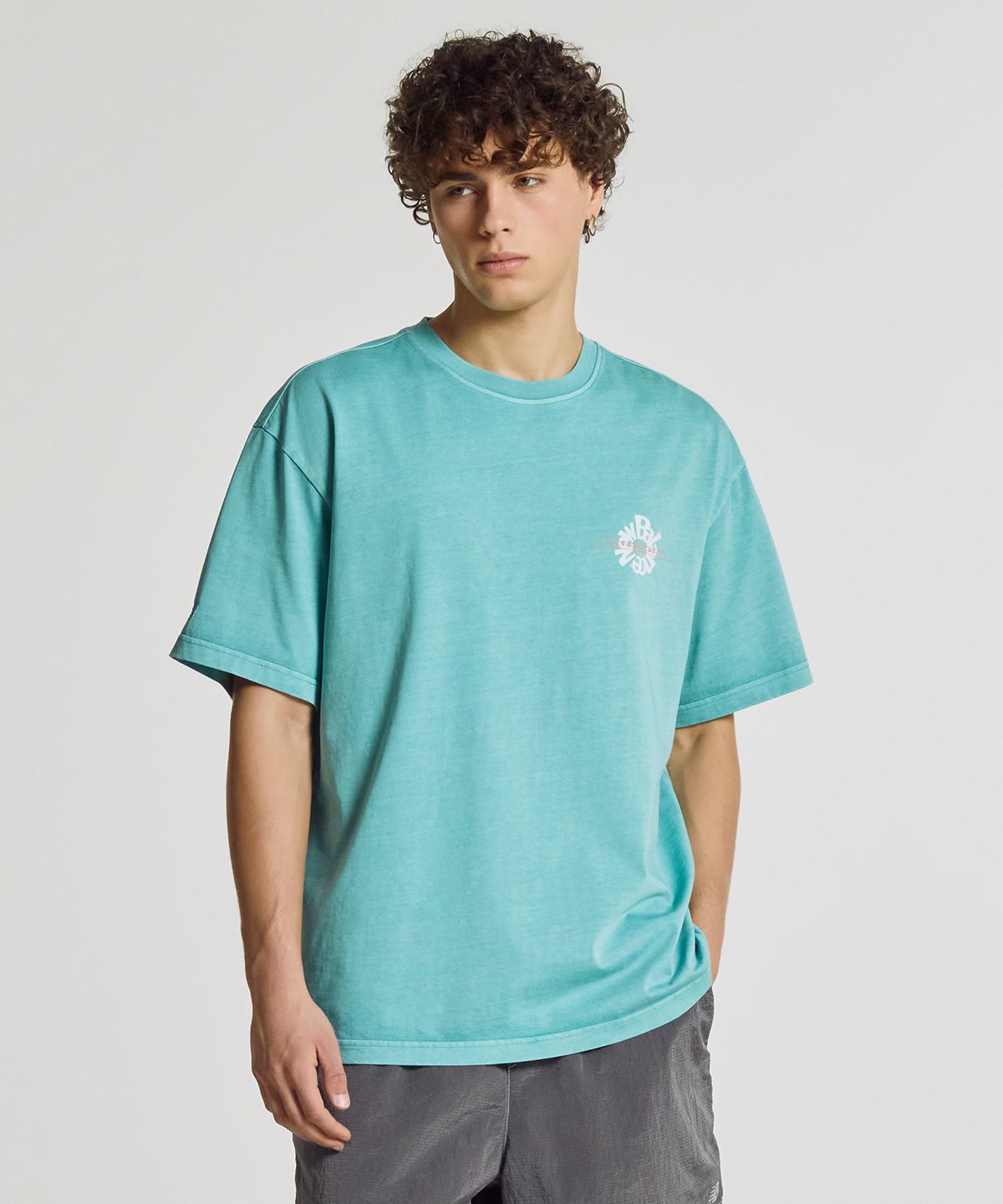 뉴발란스(NEW BALANCE) NBNEG2A083 / UNI Archive Pace Circle 반팔티 (TURQUOISE)