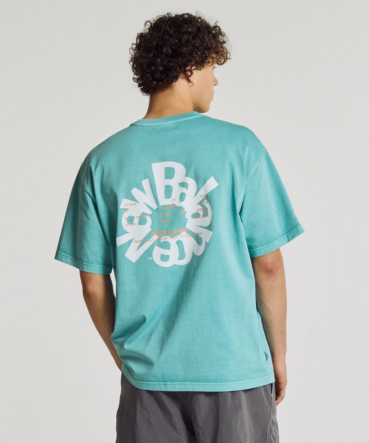 뉴발란스(NEW BALANCE) NBNEG2A083 / UNI Archive Pace Circle 반팔티 (TURQUOISE)