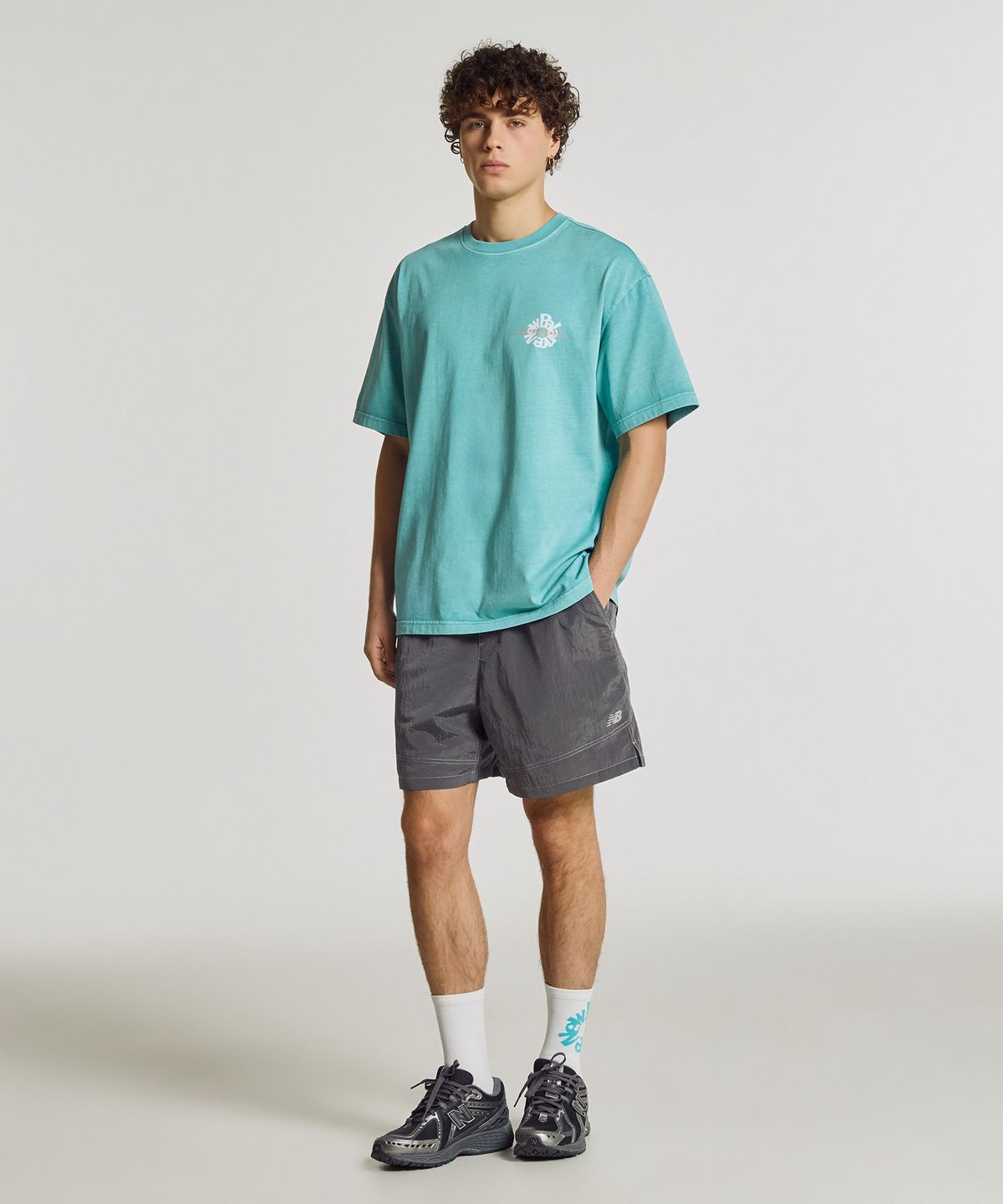 뉴발란스(NEW BALANCE) NBNEG2A083 / UNI Archive Pace Circle 반팔티 (TURQUOISE)