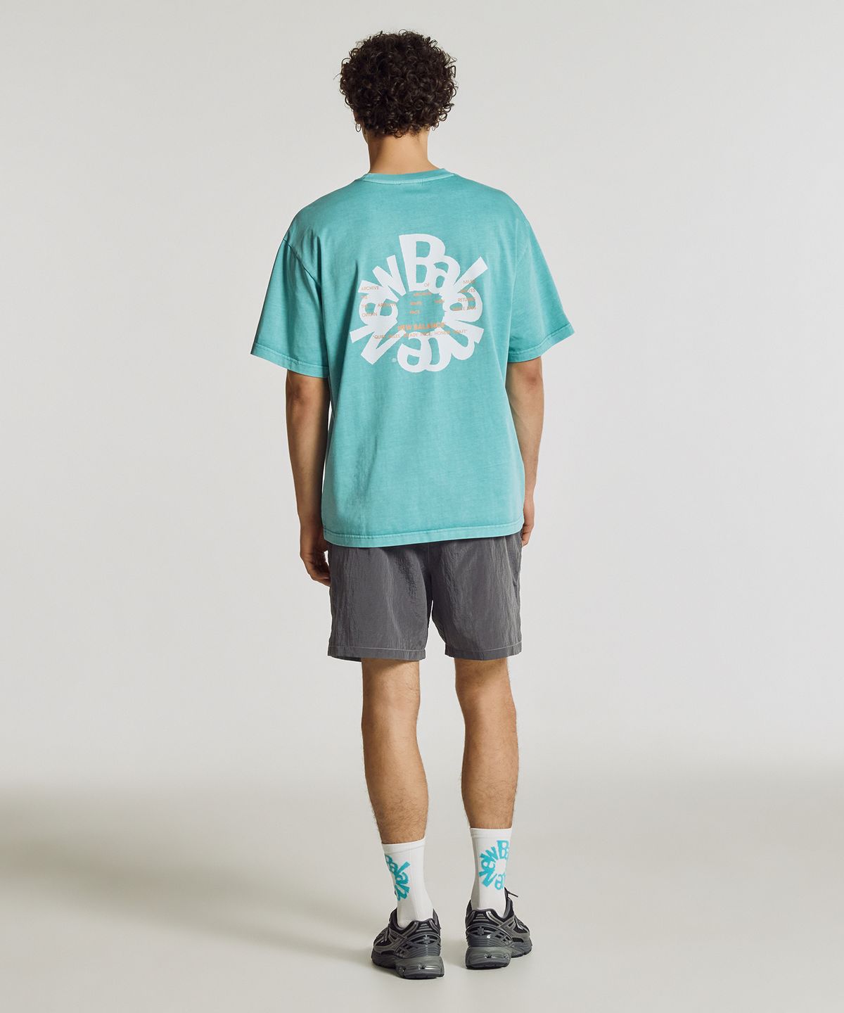 뉴발란스(NEW BALANCE) NBNEG2A083 / UNI Archive Pace Circle 반팔티 (TURQUOISE)