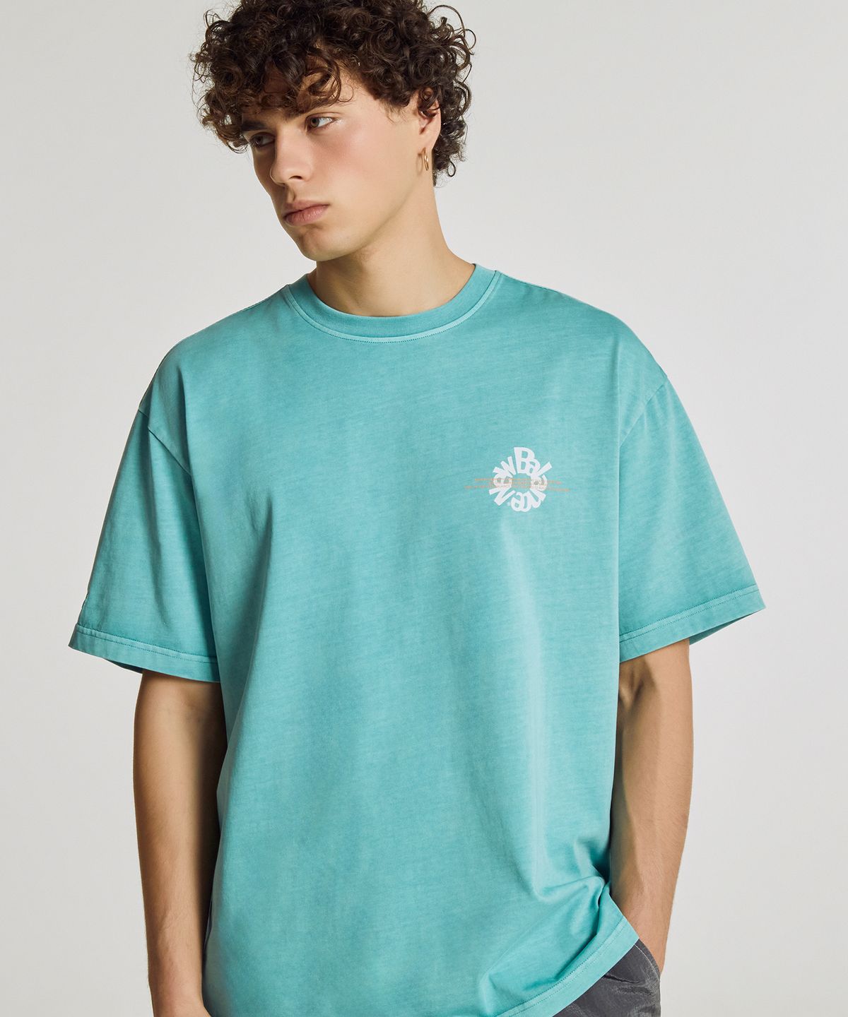 뉴발란스(NEW BALANCE) NBNEG2A083 / UNI Archive Pace Circle 반팔티 (TURQUOISE)