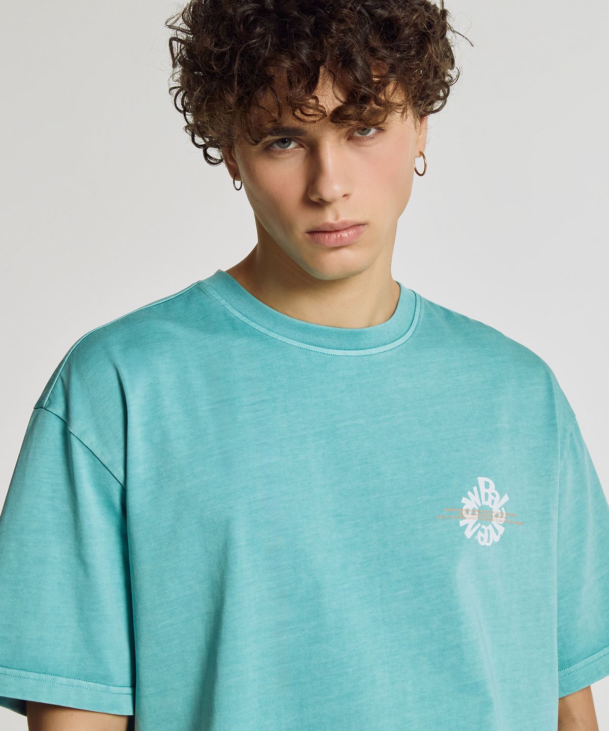 뉴발란스(NEW BALANCE) NBNEG2A083 / UNI Archive Pace Circle 반팔티 (TURQUOISE)
