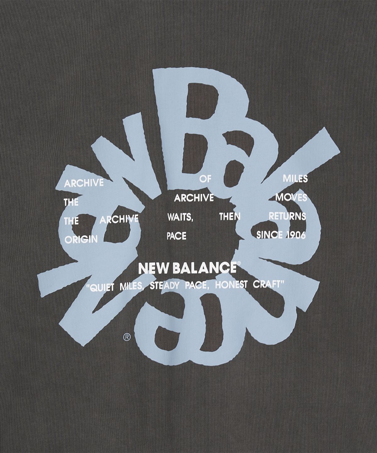 뉴발란스(NEW BALANCE) NBNEG3A113 / UNI Archive Pace Circle 반팔티 (CHARCOAL)