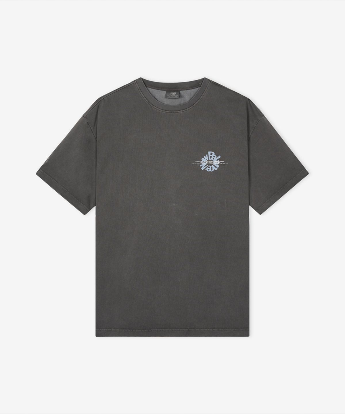 뉴발란스(NEW BALANCE) NBNEG3A113 / UNI Archive Pace Circle 반팔티 (CHARCOAL)