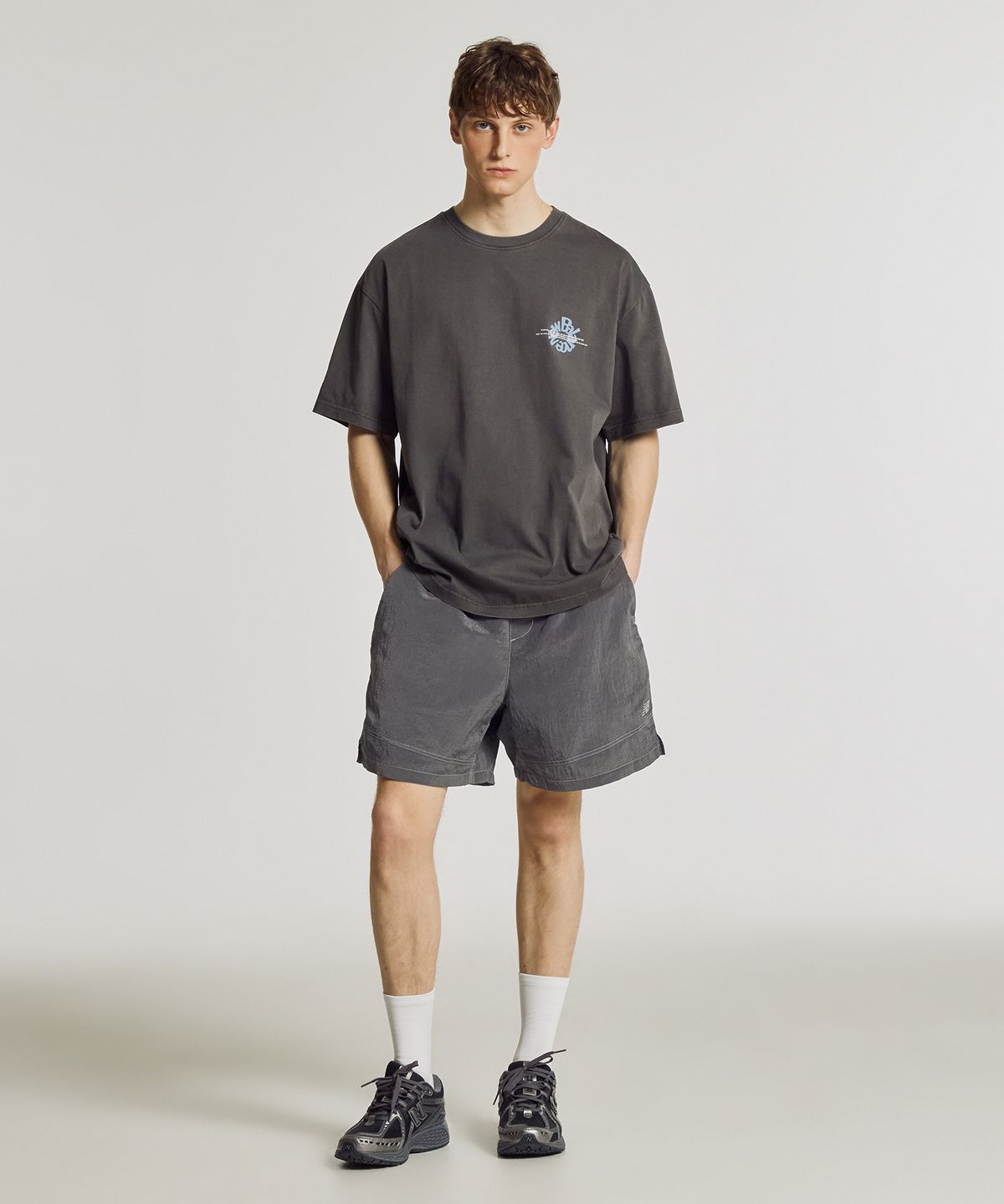 뉴발란스(NEW BALANCE) NBNEG3A113 / UNI Archive Pace Circle 반팔티 (CHARCOAL)