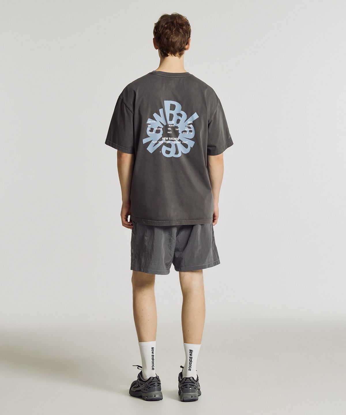 뉴발란스(NEW BALANCE) NBNEG3A113 / UNI Archive Pace Circle 반팔티 (CHARCOAL)