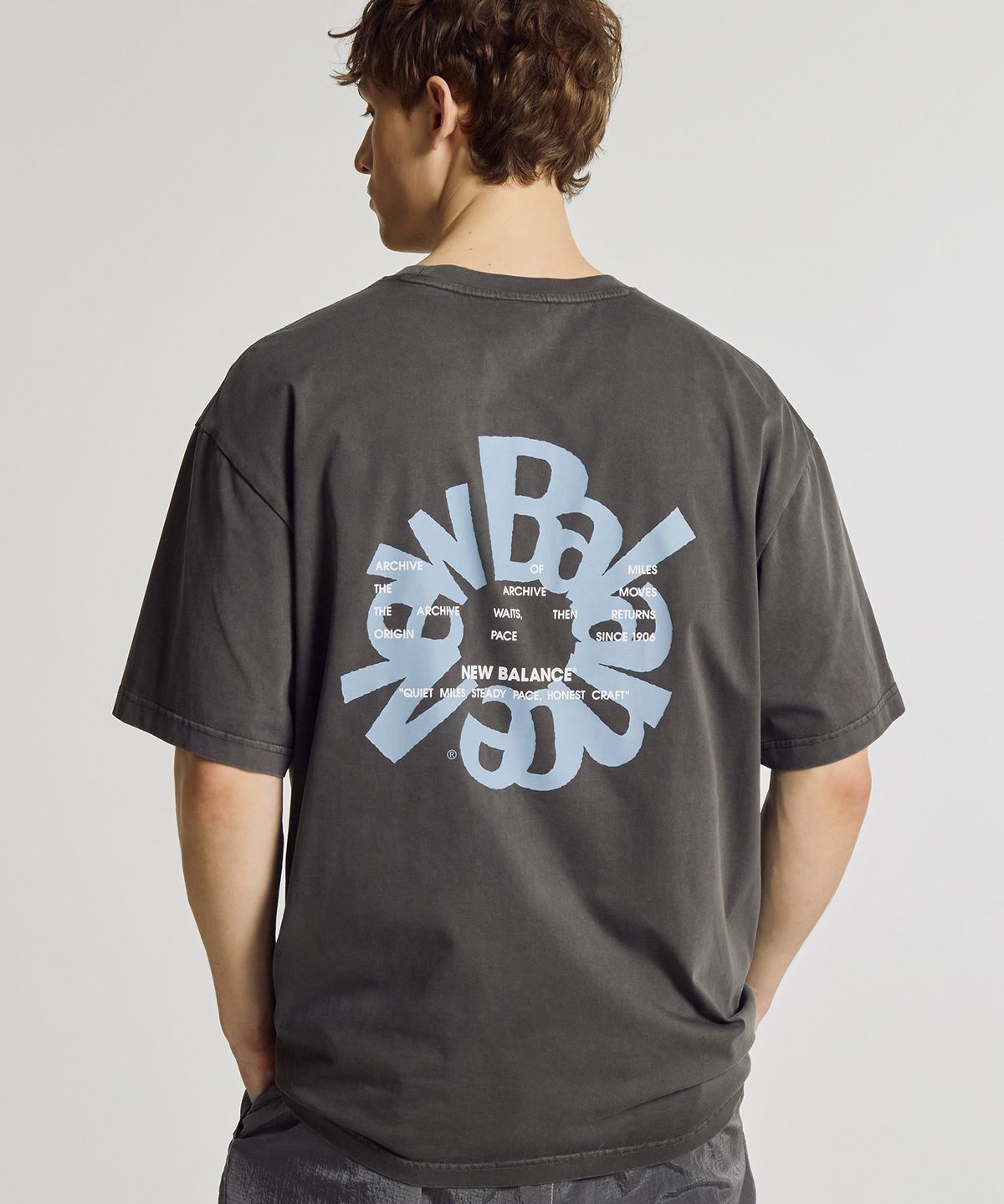 뉴발란스(NEW BALANCE) NBNEG3A113 / UNI Archive Pace Circle 반팔티 (CHARCOAL)
