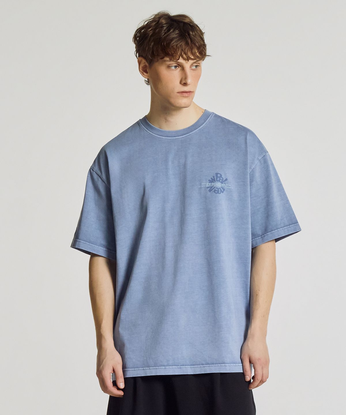 뉴발란스(NEW BALANCE) NBNEG2A083 / UNI Archive Pace Circle 반팔티 (GRAYISH BLUE)