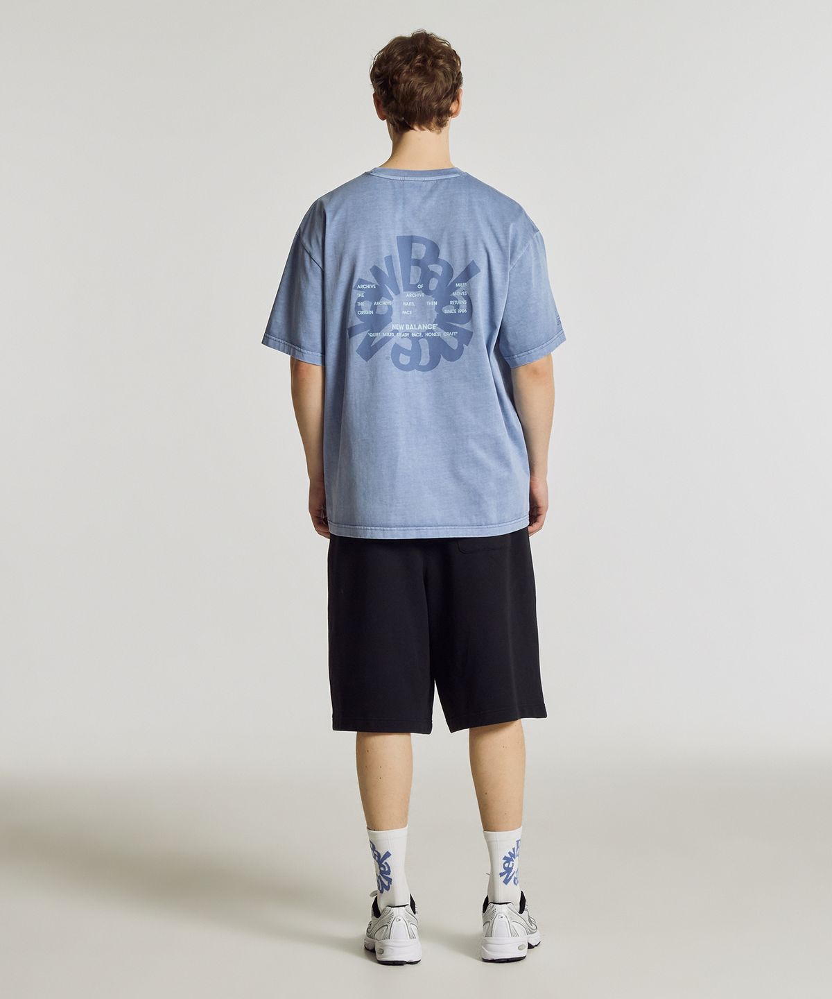 뉴발란스(NEW BALANCE) NBNEG2A083 / UNI Archive Pace Circle 반팔티 (GRAYISH BLUE)