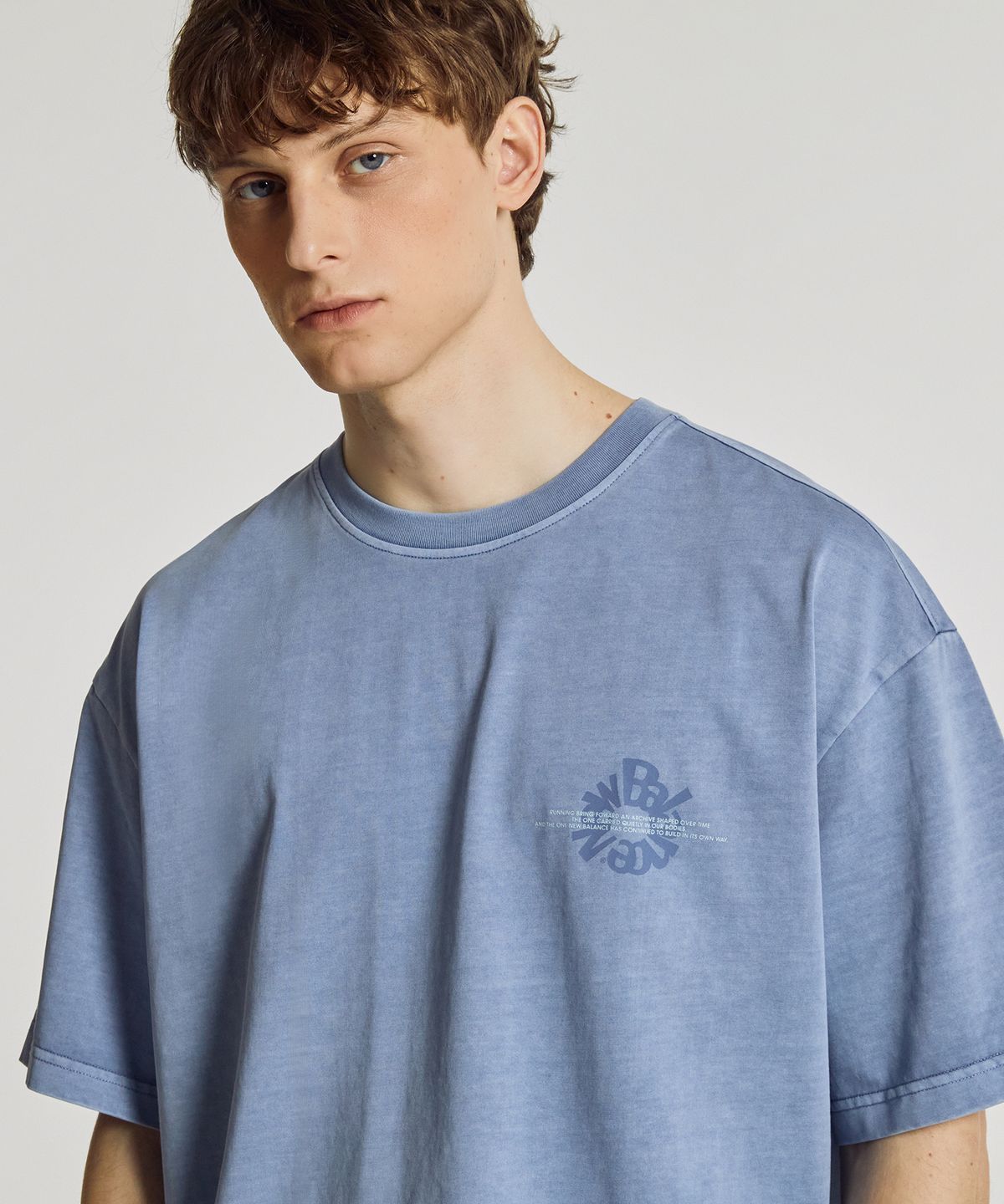 뉴발란스(NEW BALANCE) NBNEG2A083 / UNI Archive Pace Circle 반팔티 (GRAYISH BLUE)