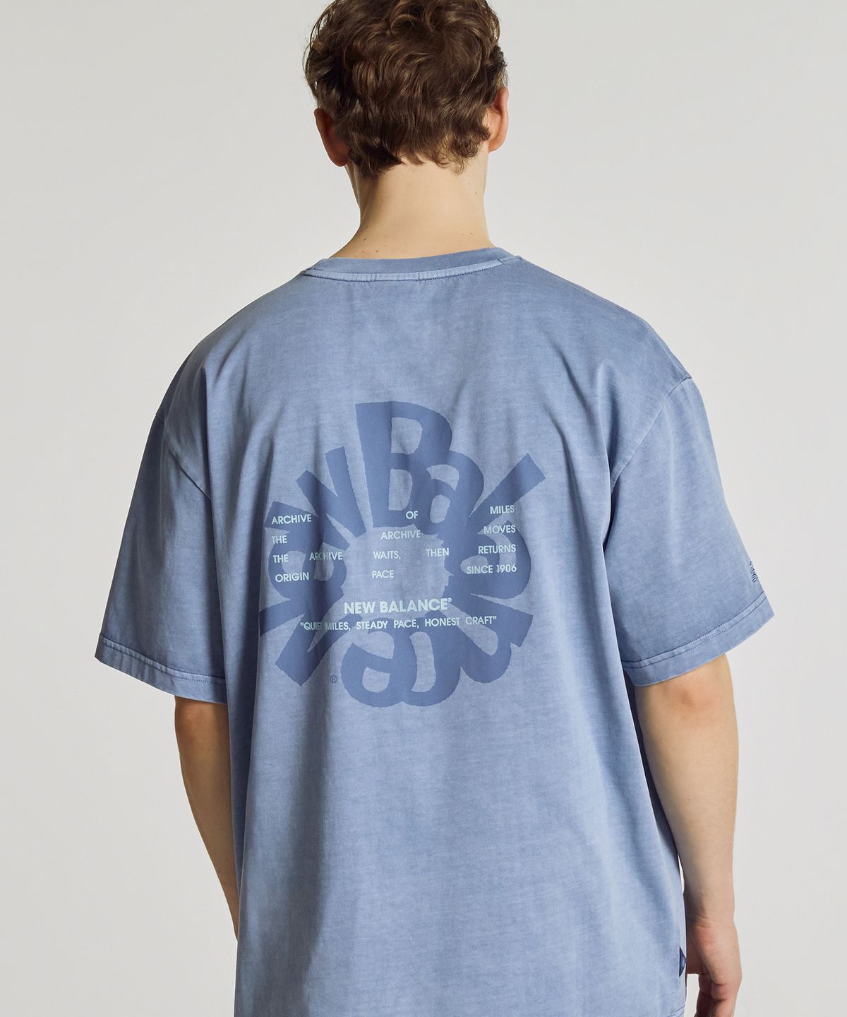 뉴발란스(NEW BALANCE) NBNEG2A083 / UNI Archive Pace Circle 반팔티 (GRAYISH BLUE)
