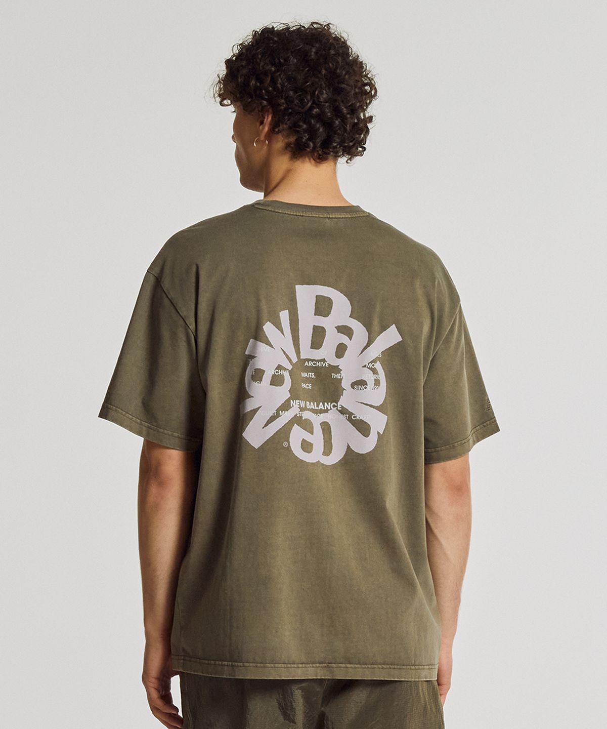 뉴발란스(NEW BALANCE) NBNEG2A083 / UNI Archive Pace Circle 반팔티 (GRAY KHAKI)