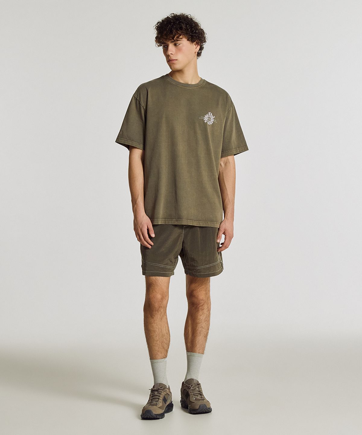 뉴발란스(NEW BALANCE) NBNEG2A083 / UNI Archive Pace Circle 반팔티 (GRAY KHAKI)