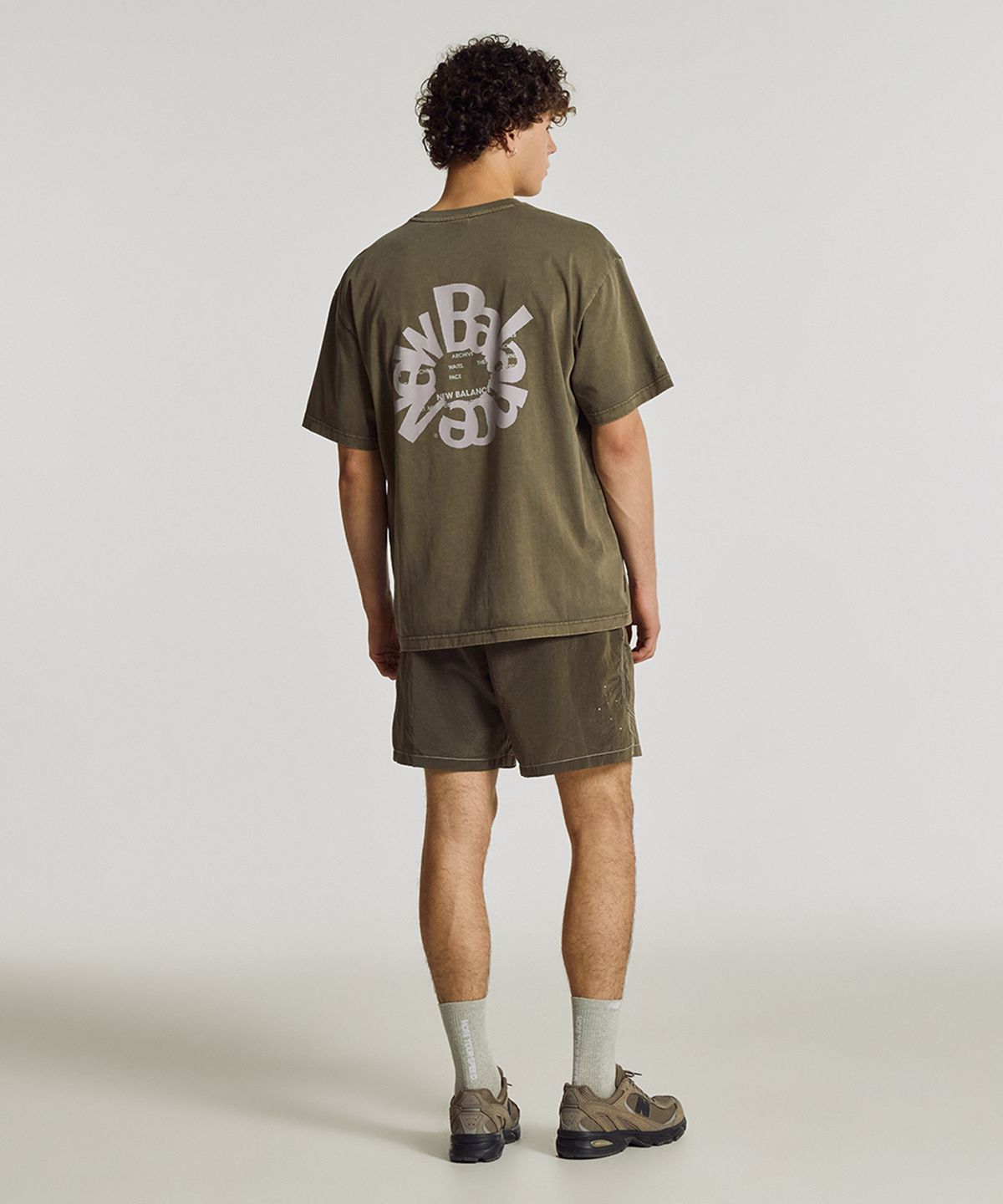 뉴발란스(NEW BALANCE) NBNEG2A083 / UNI Archive Pace Circle 반팔티 (GRAY KHAKI)