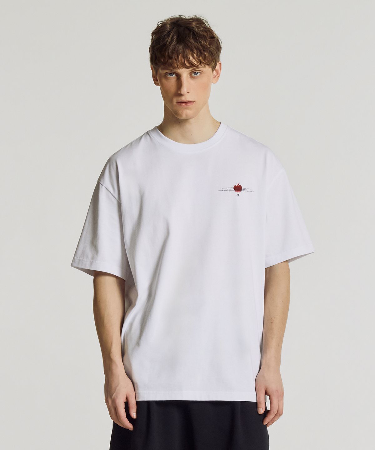 뉴발란스(NEW BALANCE) NBNEG2A093 / UNI Archive Pace Apple 반팔티 (WHITE)