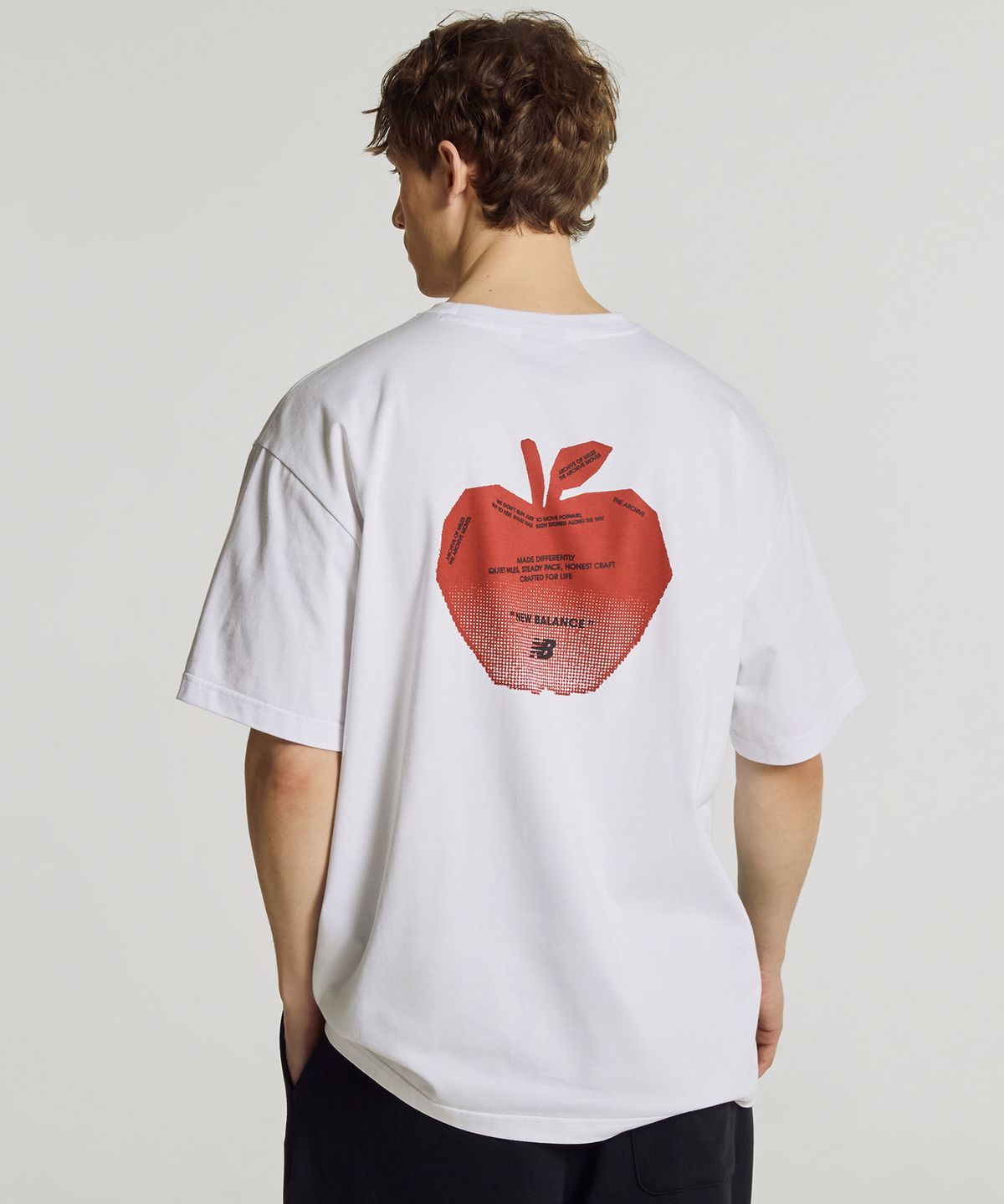 뉴발란스(NEW BALANCE) NBNEG2A093 / UNI Archive Pace Apple 반팔티 (WHITE)