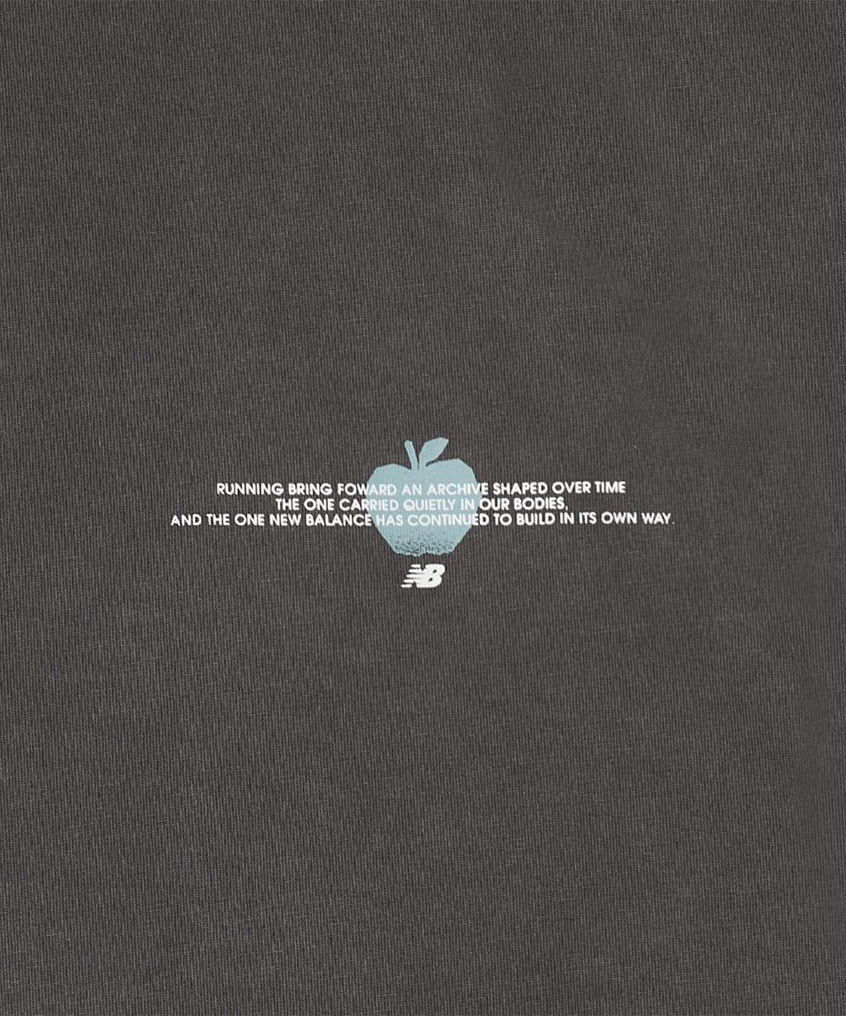 뉴발란스(NEW BALANCE) NBNEG3A093 / UNI Archive Pace Apple 반팔티 (CHARCOAL)
