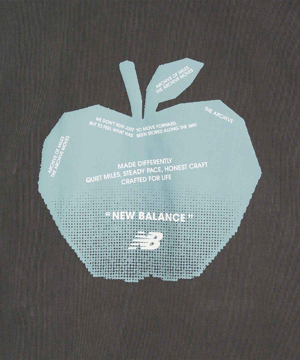 뉴발란스(NEW BALANCE) NBNEG3A093 / UNI Archive Pace Apple 반팔티 (CHARCOAL)