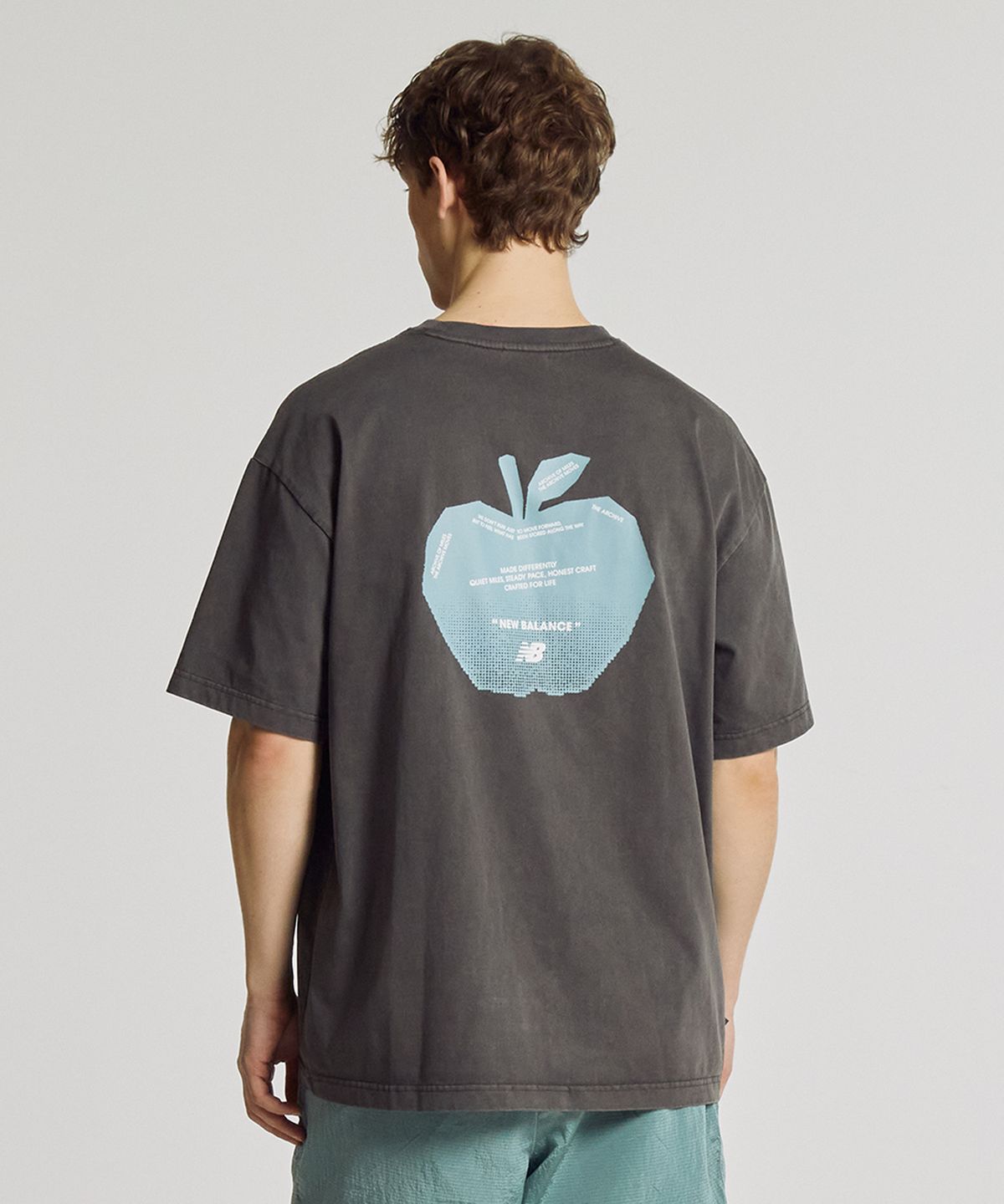 뉴발란스(NEW BALANCE) NBNEG3A093 / UNI Archive Pace Apple 반팔티 (CHARCOAL)