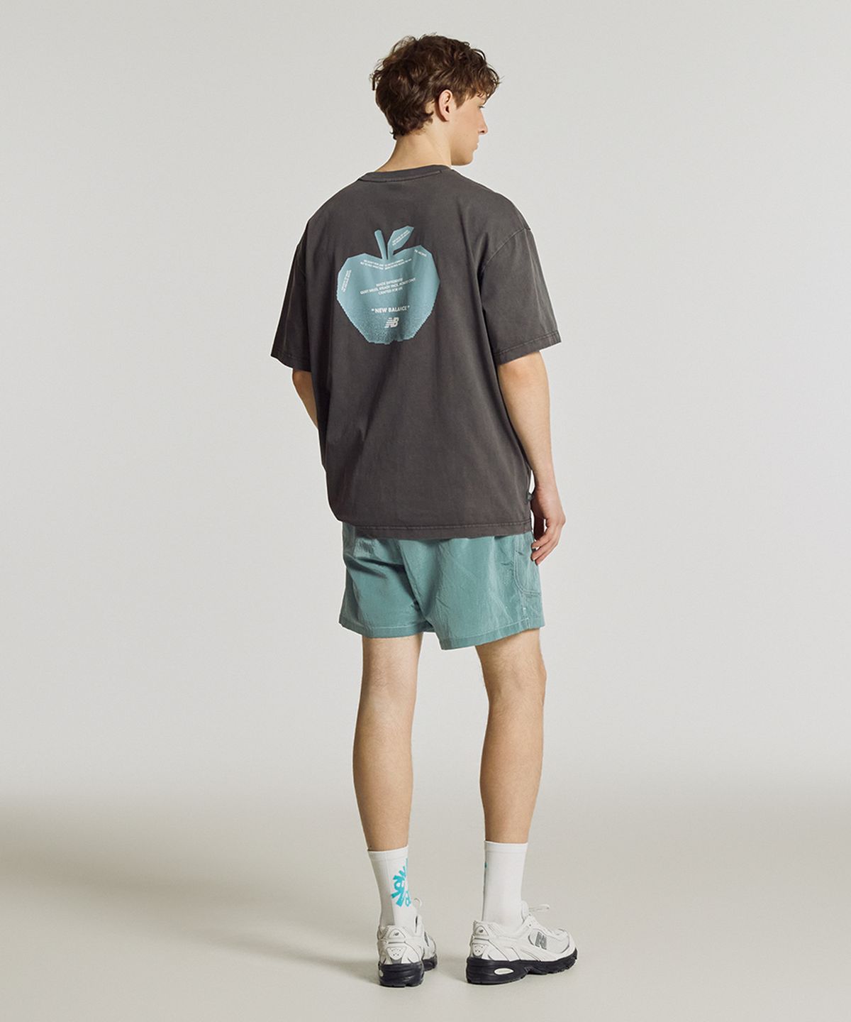 뉴발란스(NEW BALANCE) NBNEG3A093 / UNI Archive Pace Apple 반팔티 (CHARCOAL)