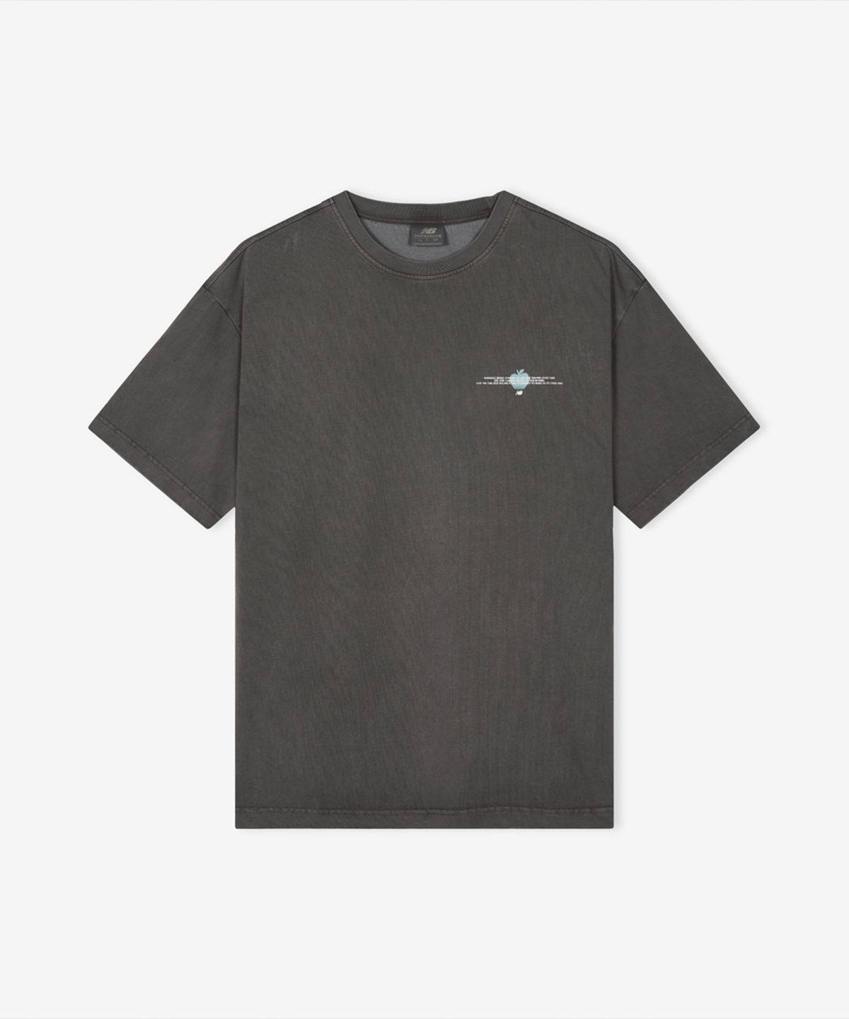 뉴발란스(NEW BALANCE) NBNEG3A093 / UNI Archive Pace Apple 반팔티 (CHARCOAL)