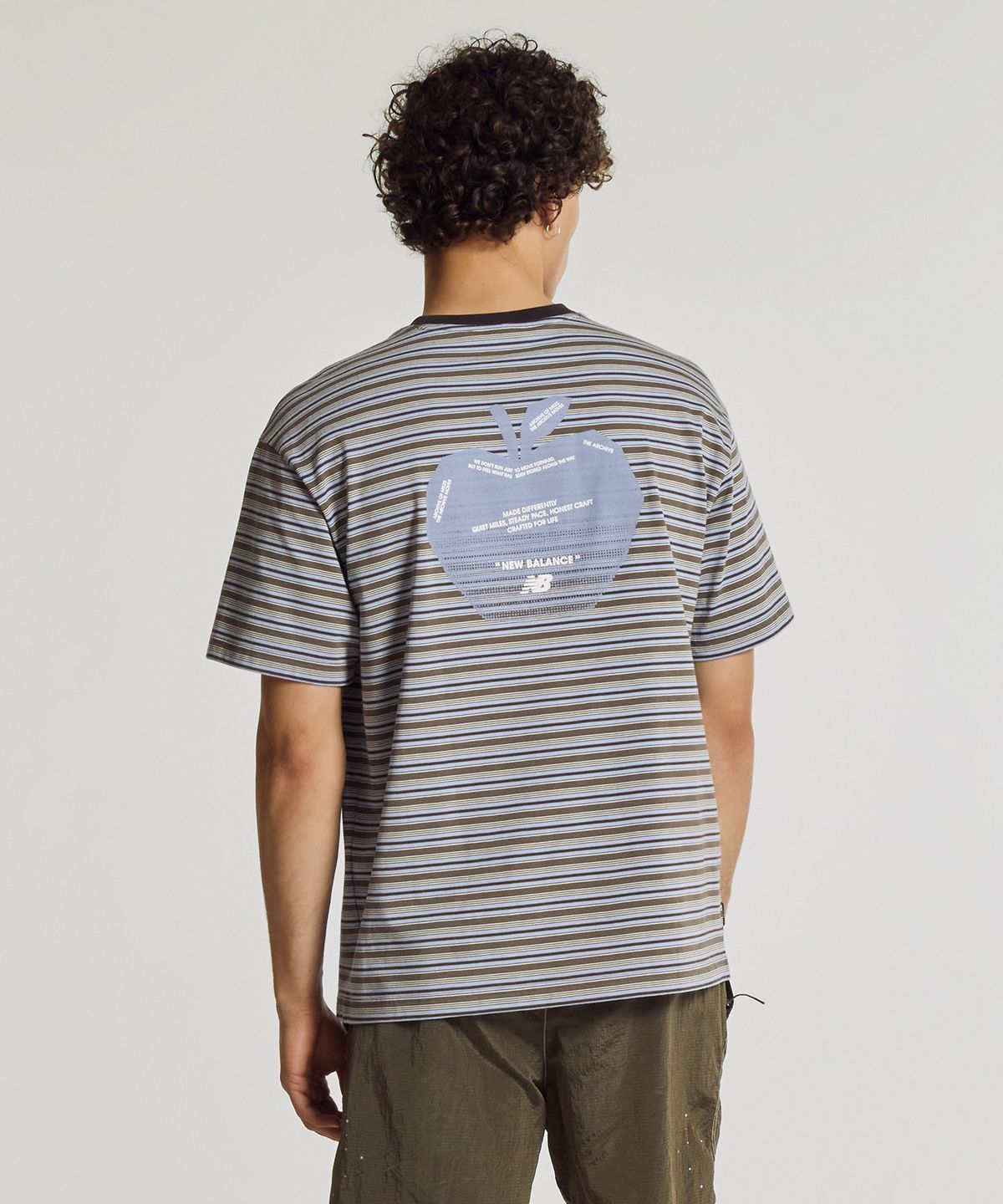 뉴발란스(NEW BALANCE) NBNEG2A093 / UNI Archive Pace Apple 반팔티 (MIX)