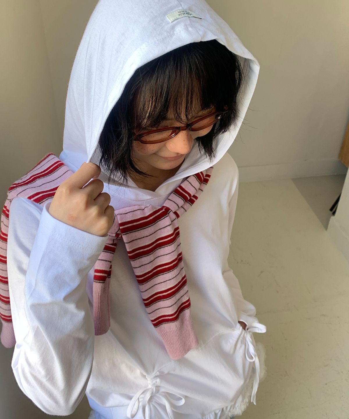 론론(RONRON) FRILL RIBBON HOODIE WHITE
