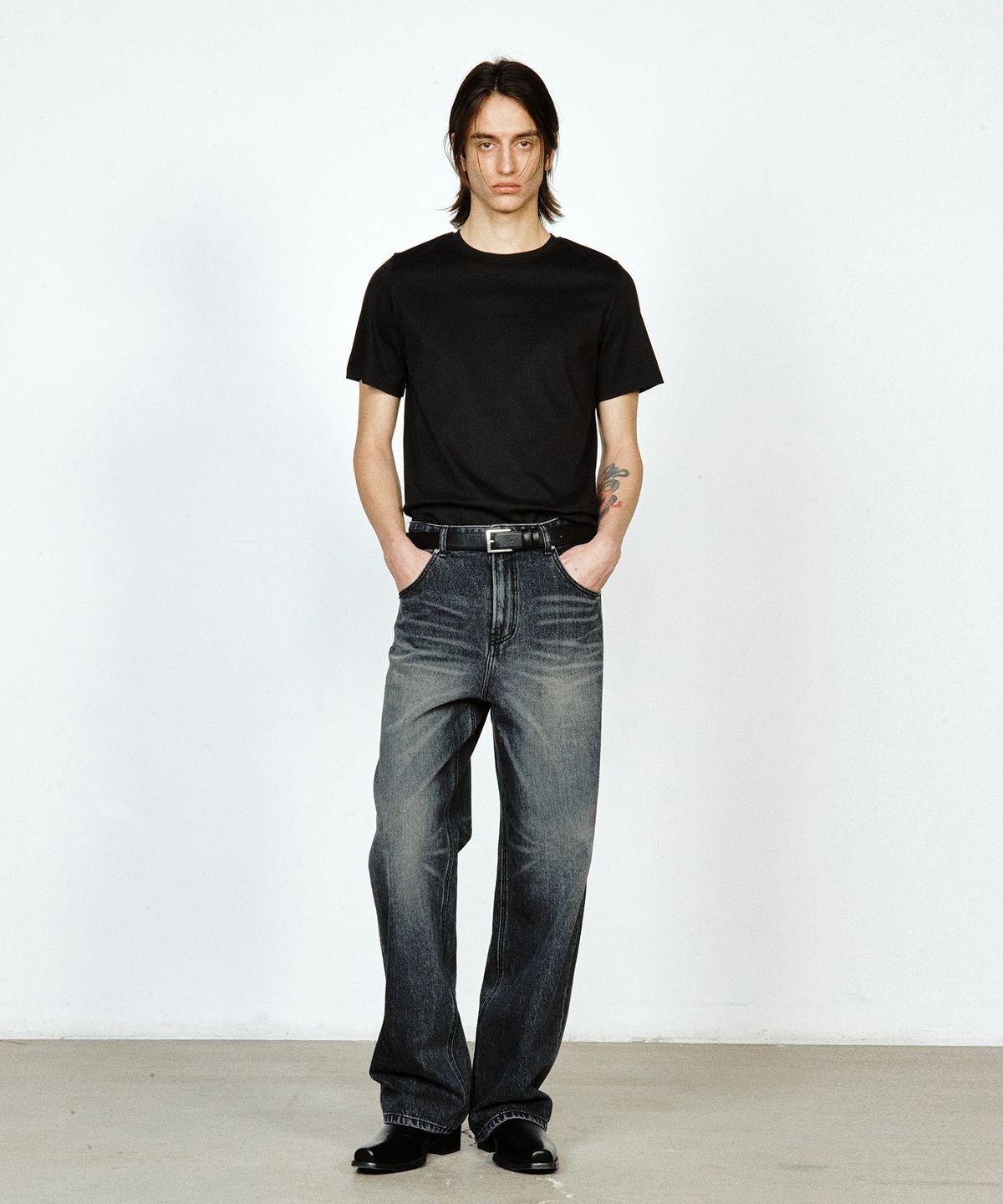 유지(YUJI) SLIM FIT T-SHIRT BLACK