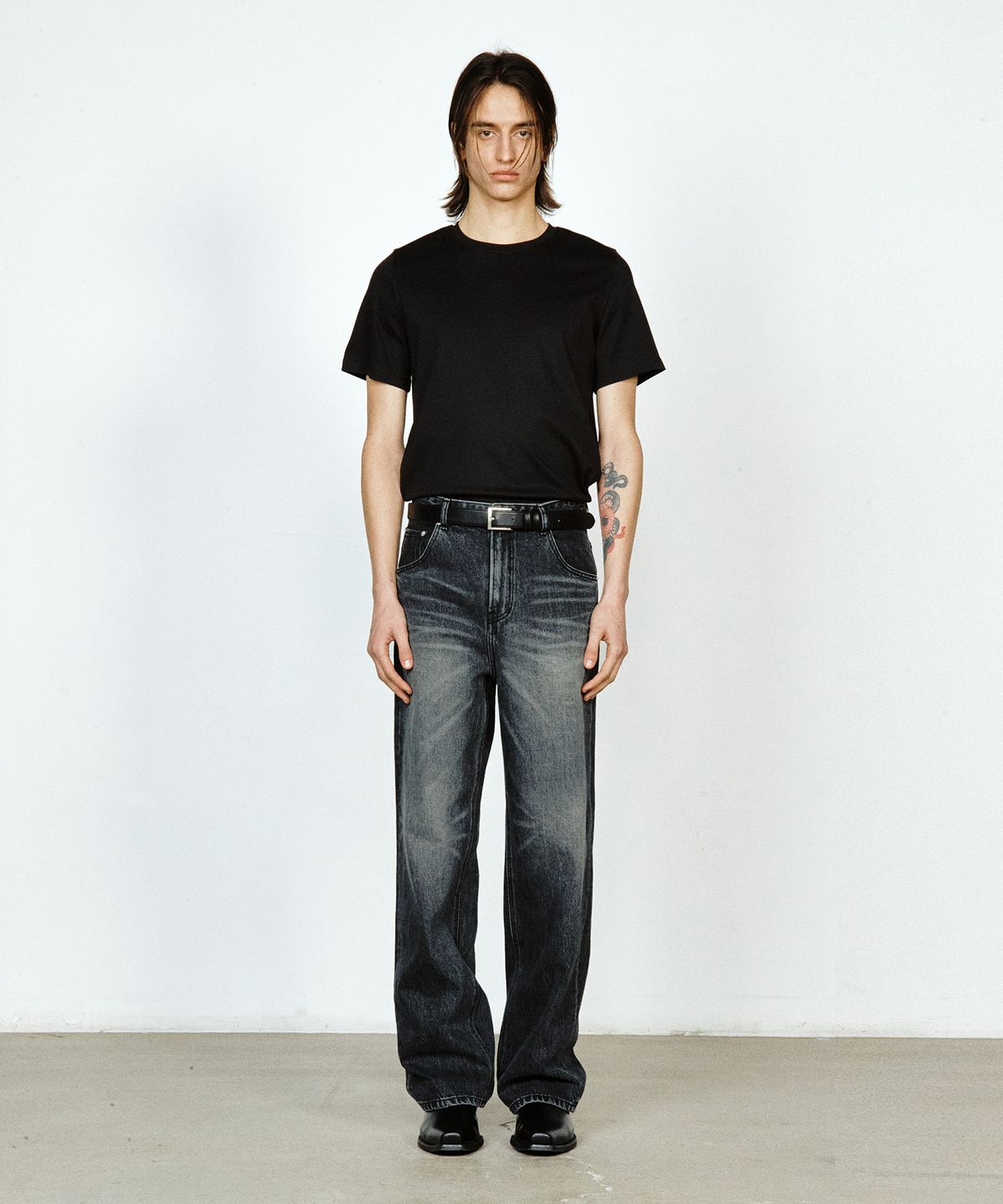 유지(YUJI) SLIM FIT T-SHIRT BLACK