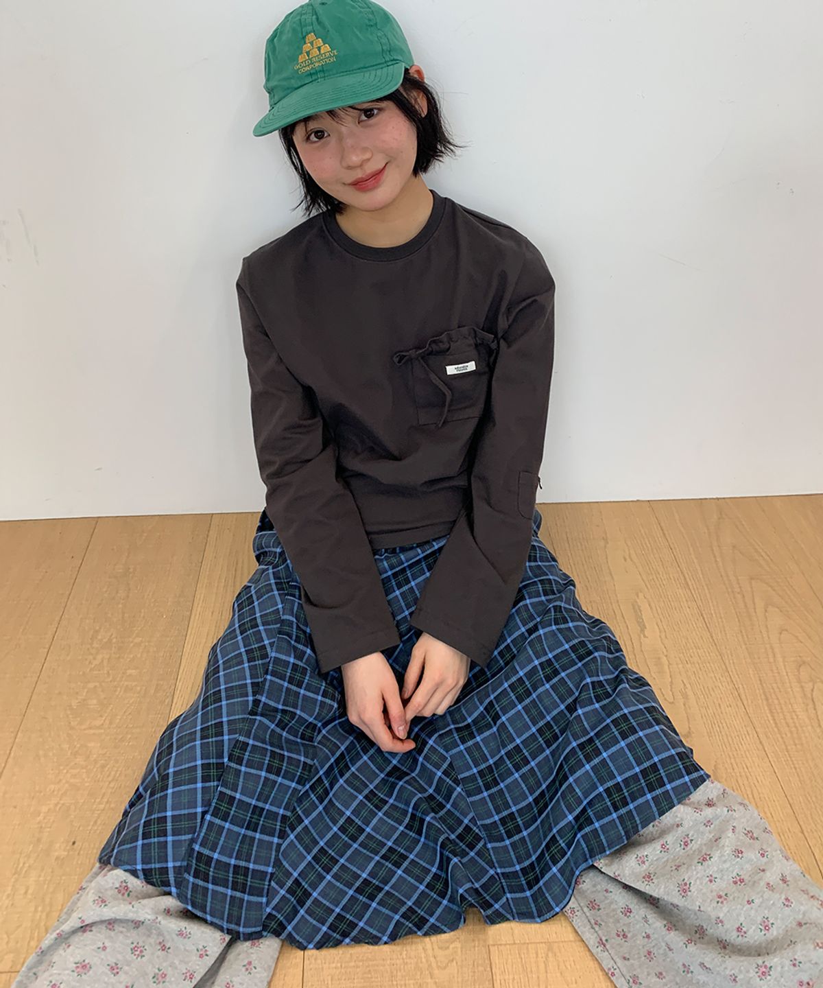 론론(RONRON) SHIRRING MINI POCKET LONG SLEEVE T SHIRT CHARCOAL
