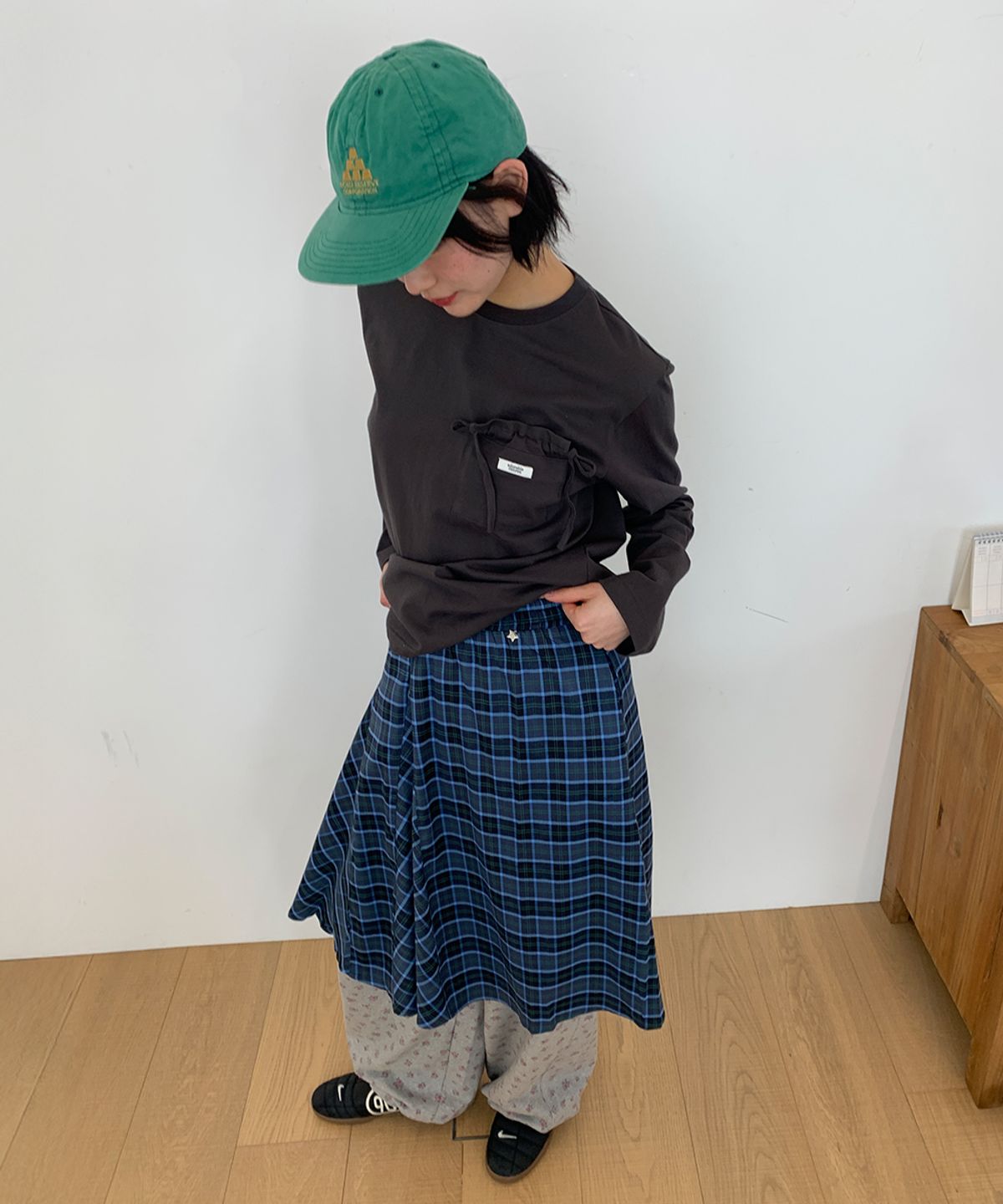 론론(RONRON) SHIRRING MINI POCKET LONG SLEEVE T SHIRT CHARCOAL