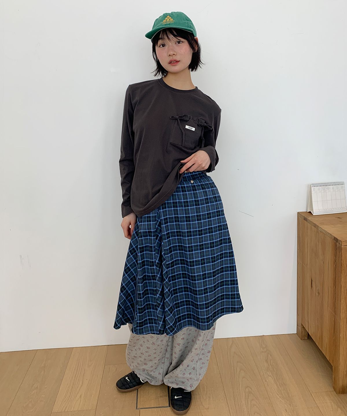 론론(RONRON) SHIRRING MINI POCKET LONG SLEEVE T SHIRT CHARCOAL