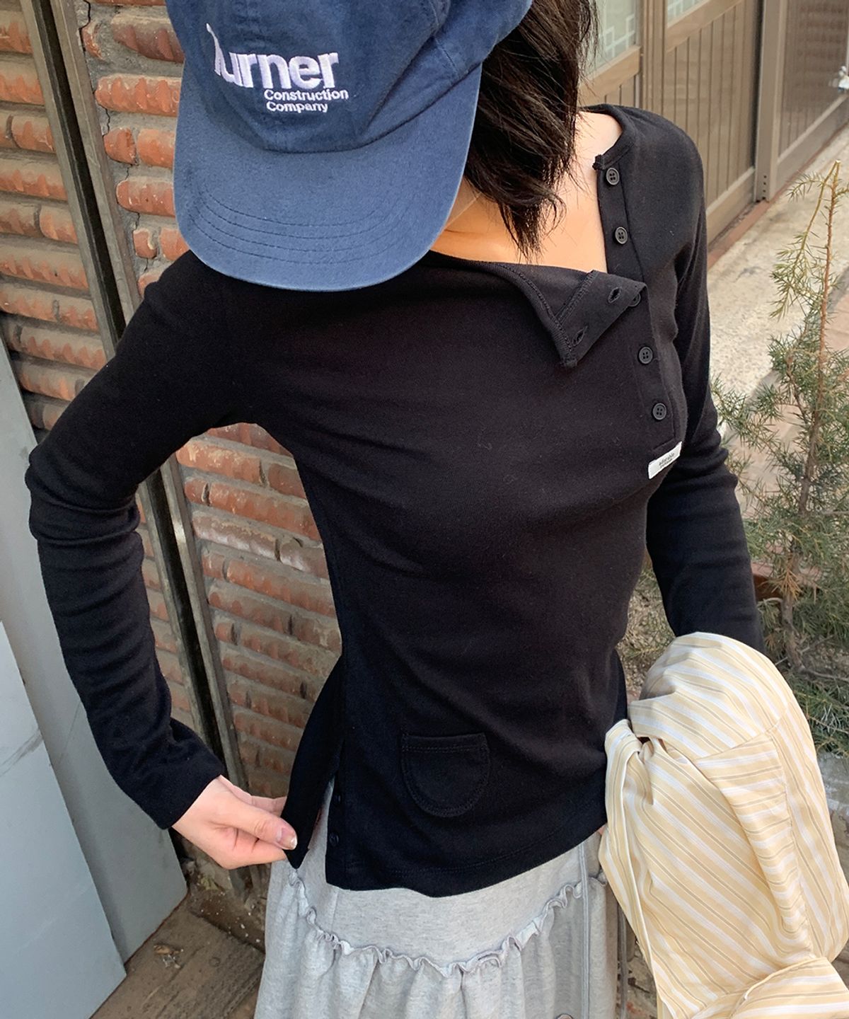 론론(RONRON) ASYMMETRIC BUTTON MINI POCKET LONG SLEEVE BLACK