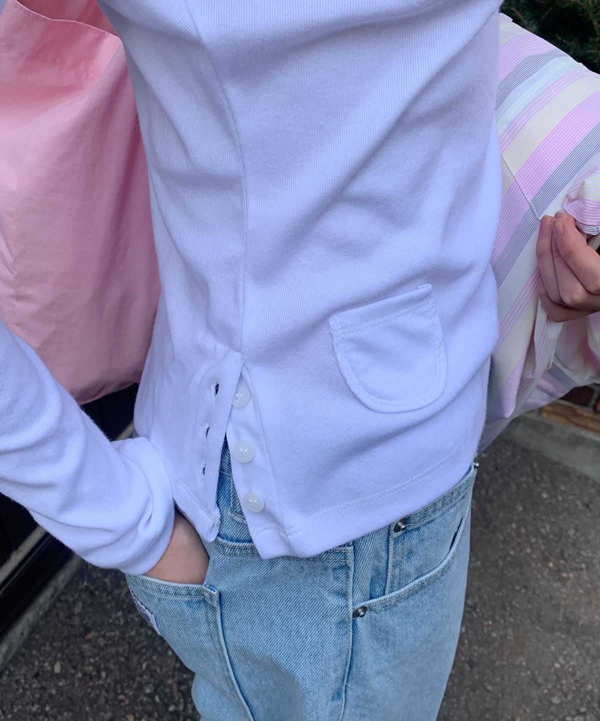론론(RONRON) ASYMMETRIC BUTTON MINI POCKET LONG SLEEVE WHITE