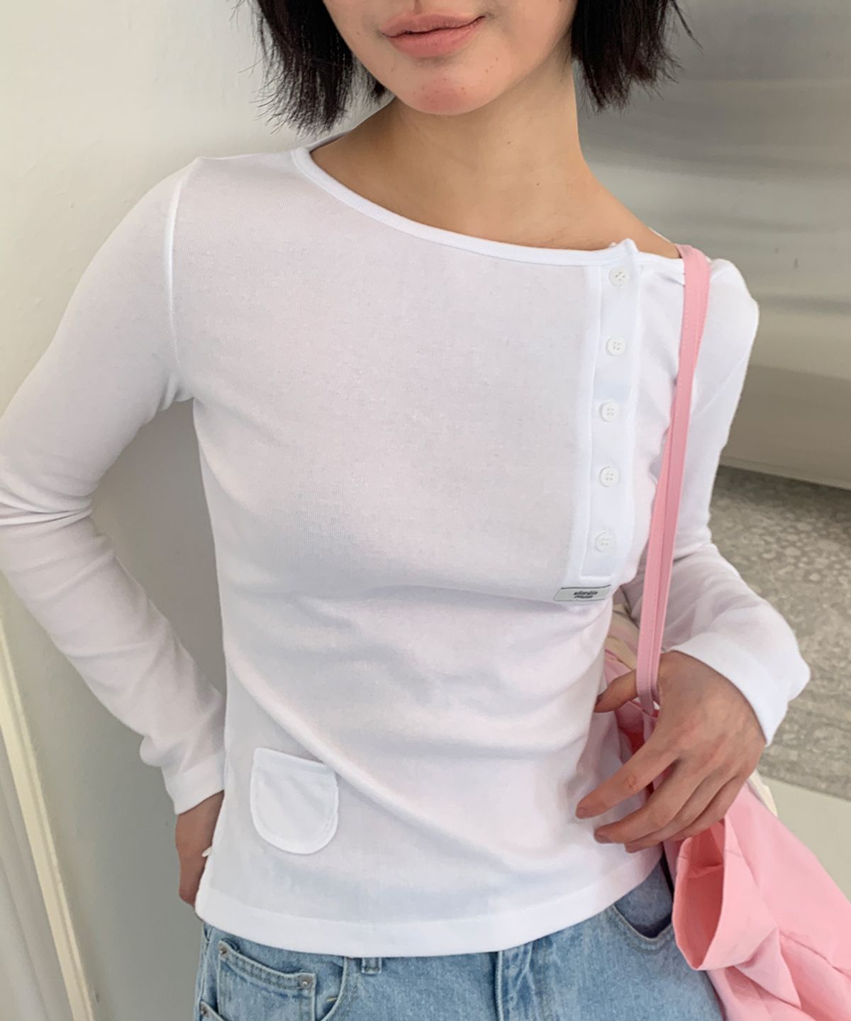 론론(RONRON) ASYMMETRIC BUTTON MINI POCKET LONG SLEEVE WHITE