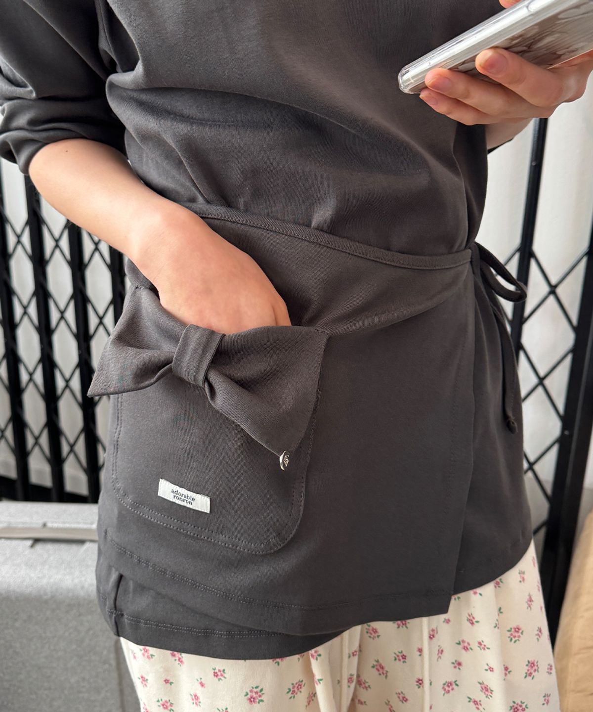 론론(RONRON) WRAP RIBBON POCKET LONG SLEEVE CHARCOAL