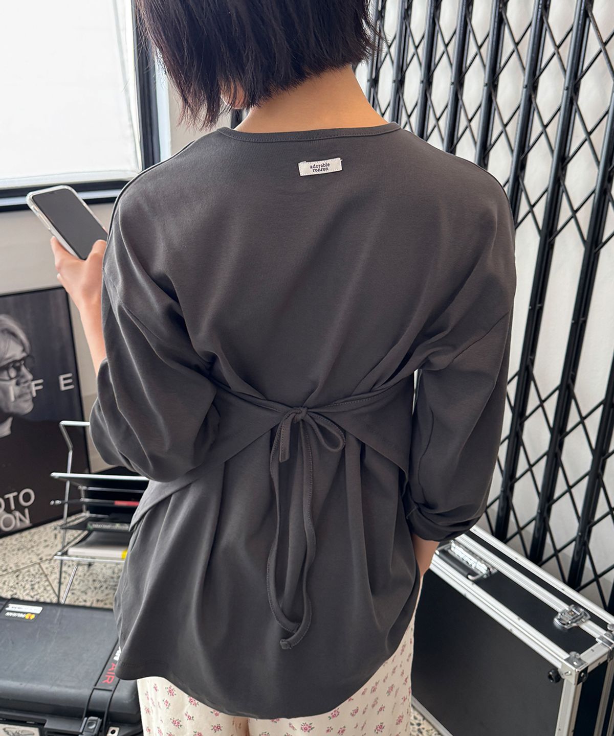 론론(RONRON) WRAP RIBBON POCKET LONG SLEEVE CHARCOAL