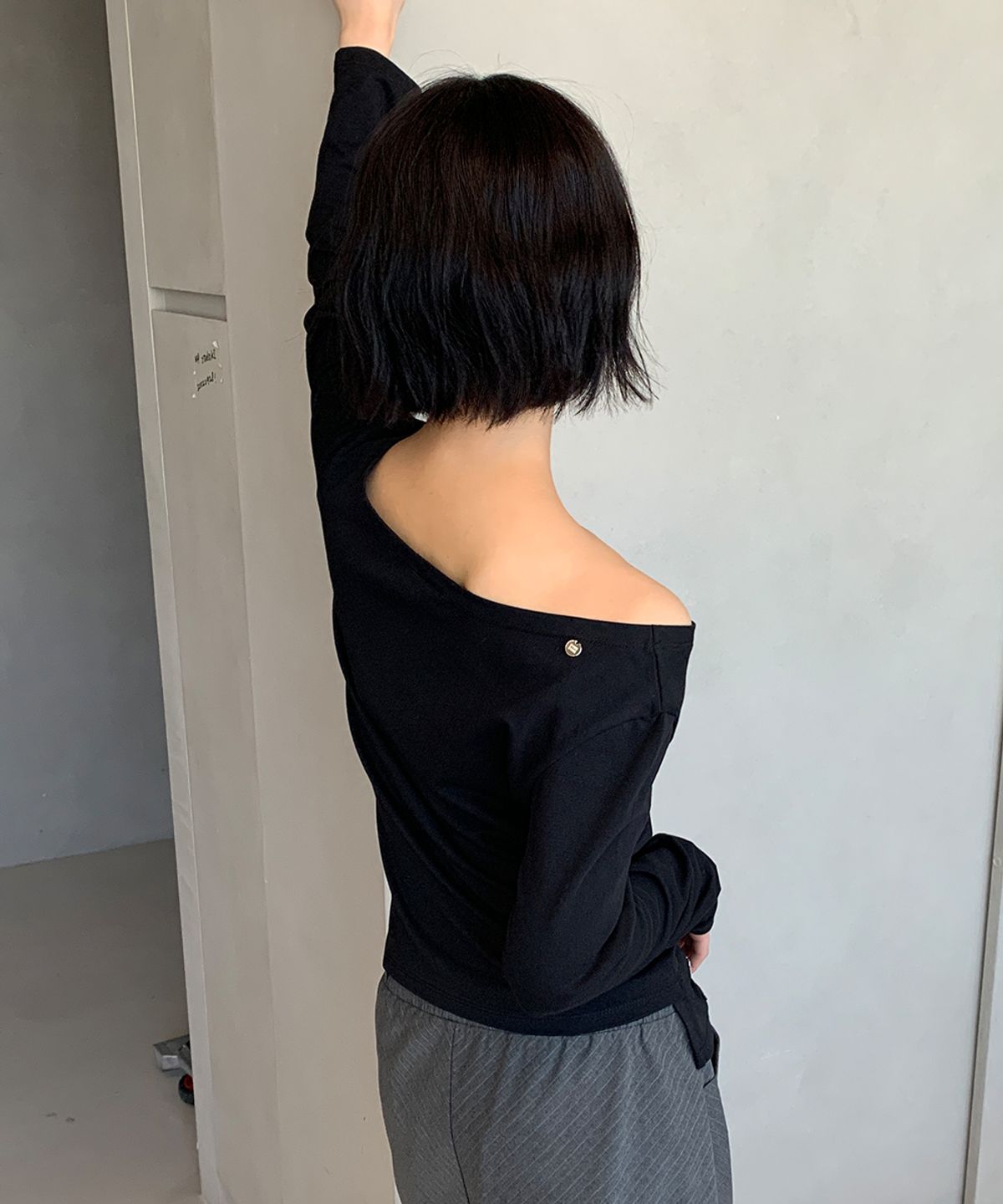 론론(RONRON) WAIST TIE OFF SHOULDER LONG SLEEVE BLACK