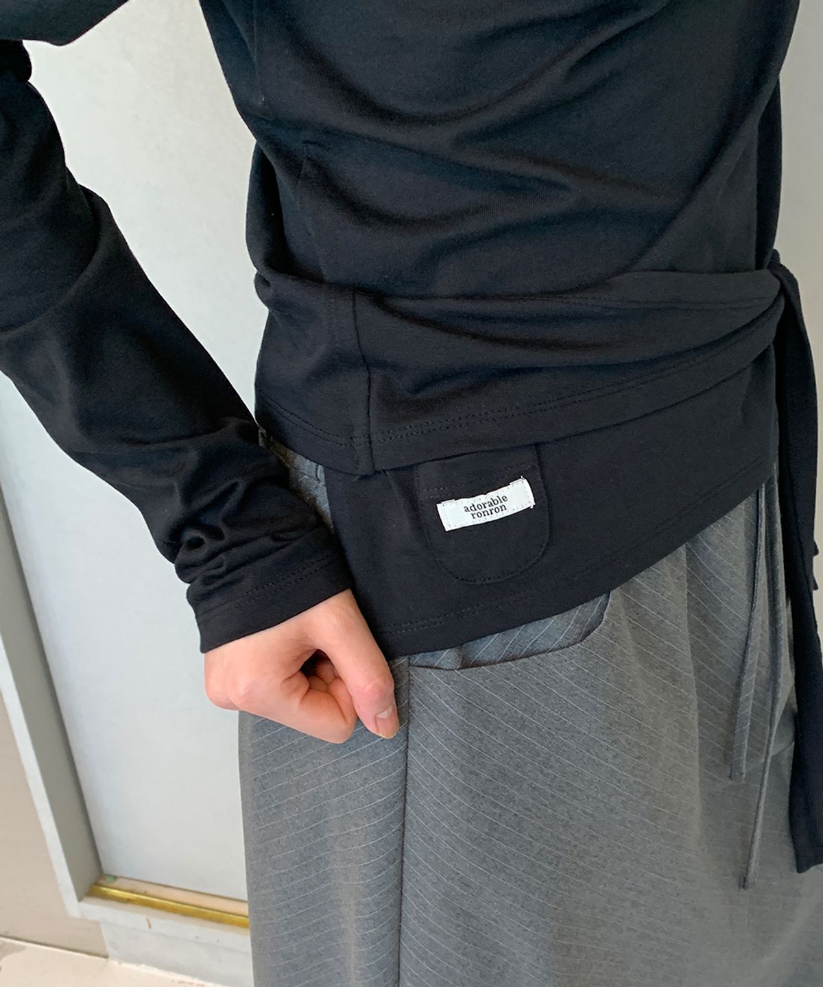 론론(RONRON) WAIST TIE OFF SHOULDER LONG SLEEVE BLACK