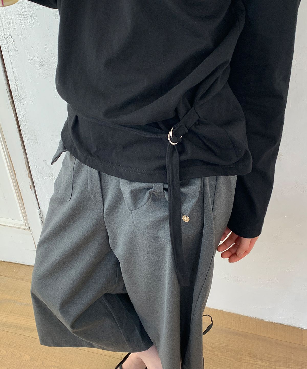 론론(RONRON) BACK OPEN WAIST BELT LONG SLEEVE T SHIRT BLACK