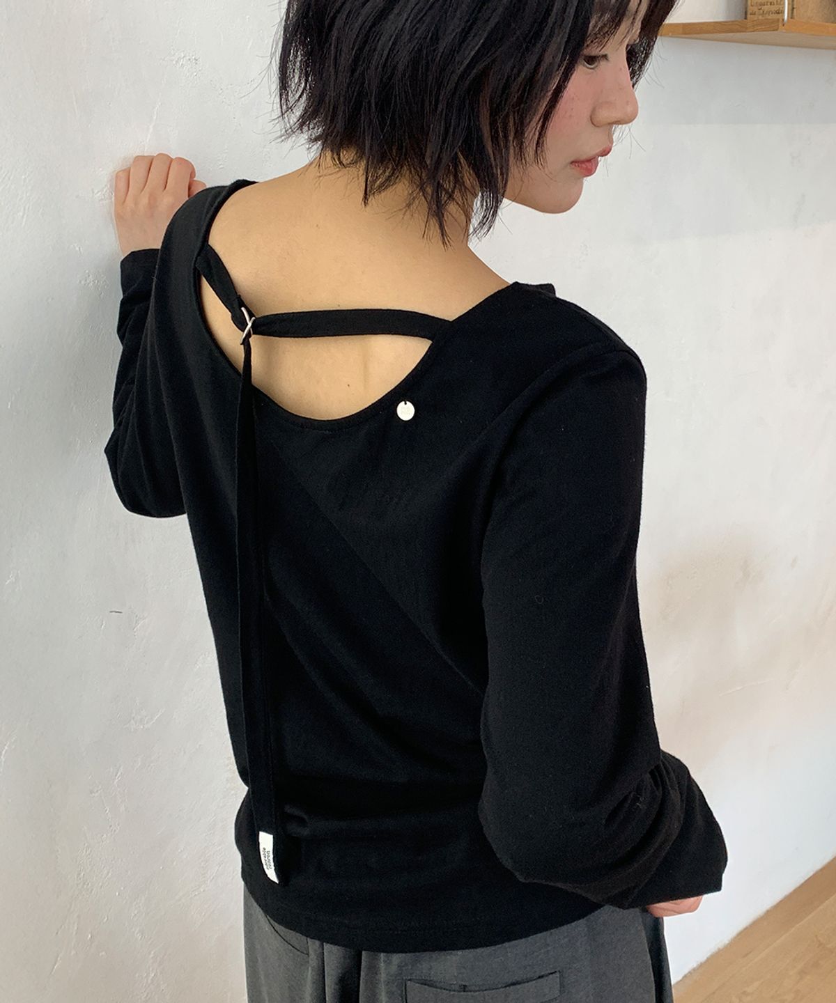 론론(RONRON) BACK OPEN WAIST BELT LONG SLEEVE T SHIRT BLACK