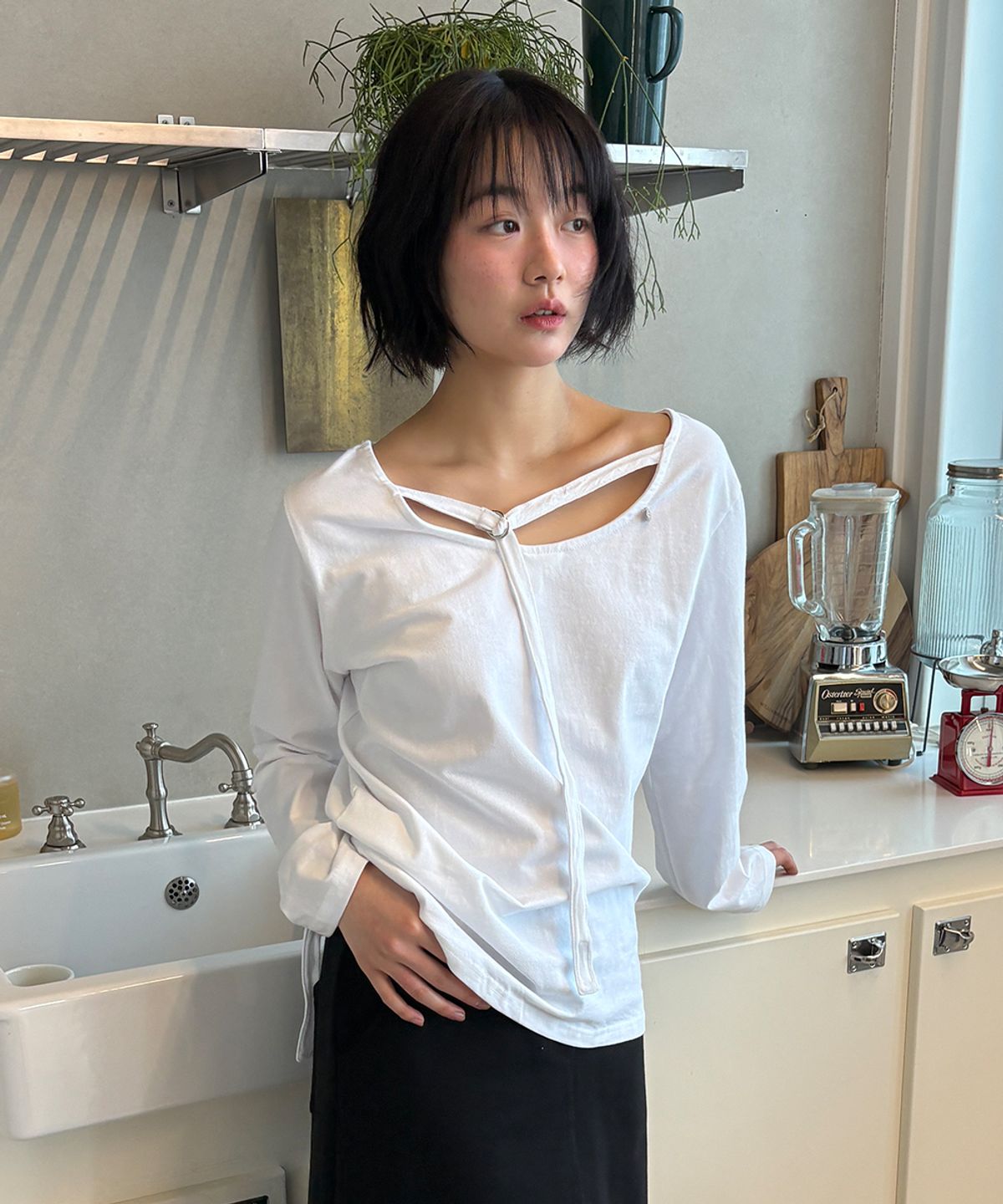론론(RONRON) BACK OPEN WAIST BELT LONG SLEEVE T SHIRT WHITE