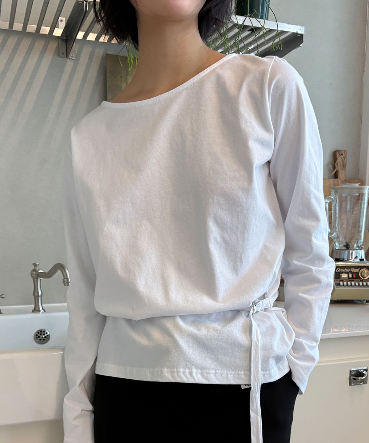 론론(RONRON) BACK OPEN WAIST BELT LONG SLEEVE T SHIRT WHITE