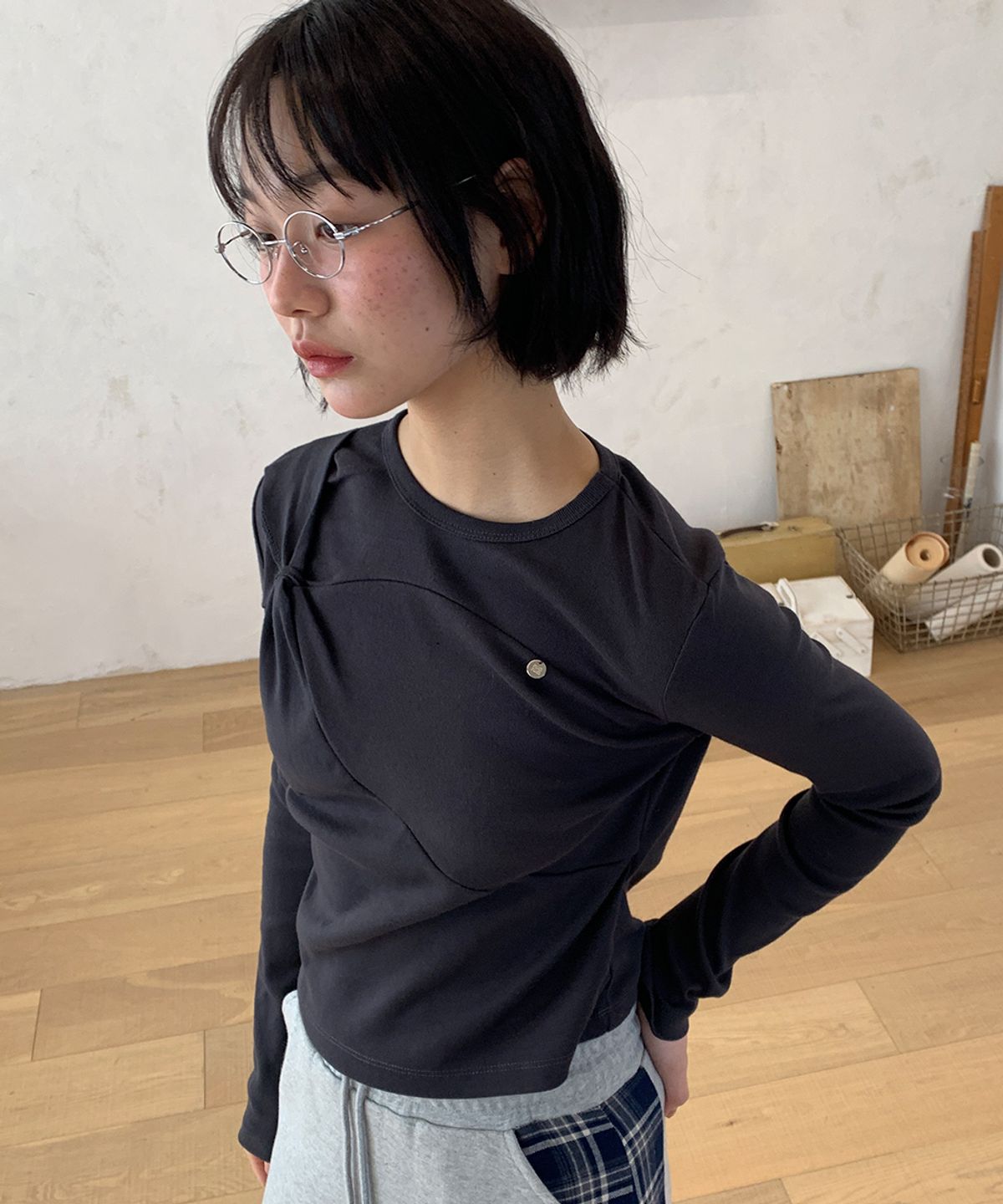 론론(RONRON) KNOT SEAM LONG SLEEVE CHARCOAL