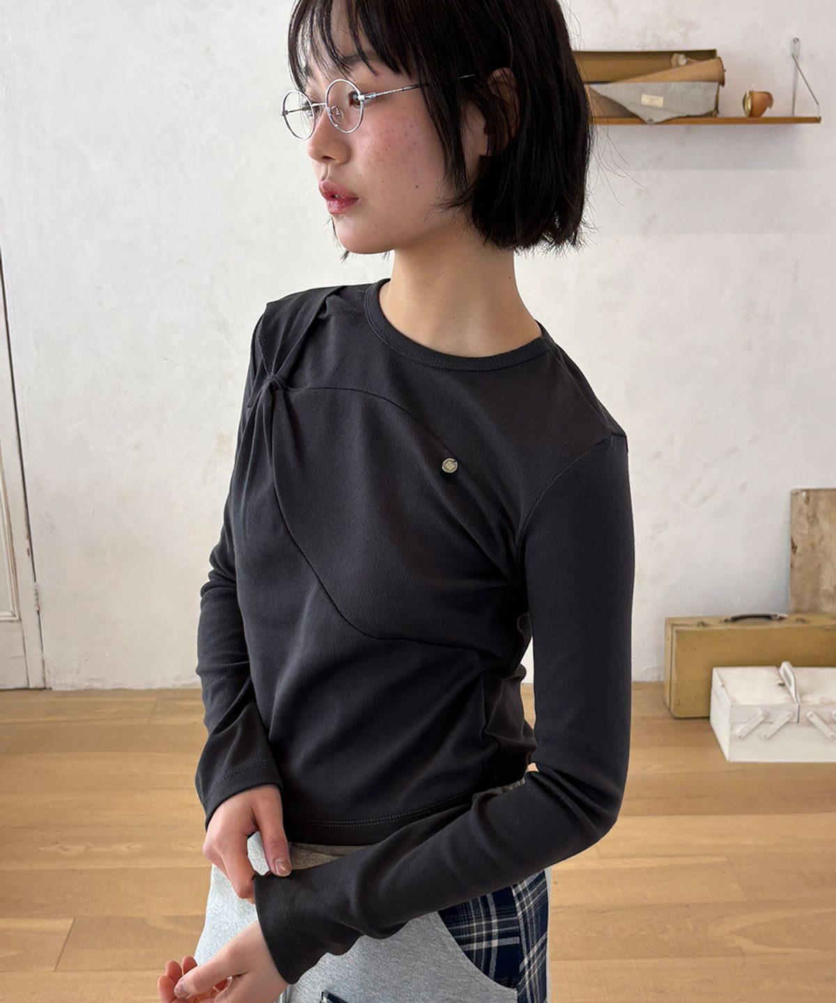 론론(RONRON) KNOT SEAM LONG SLEEVE CHARCOAL
