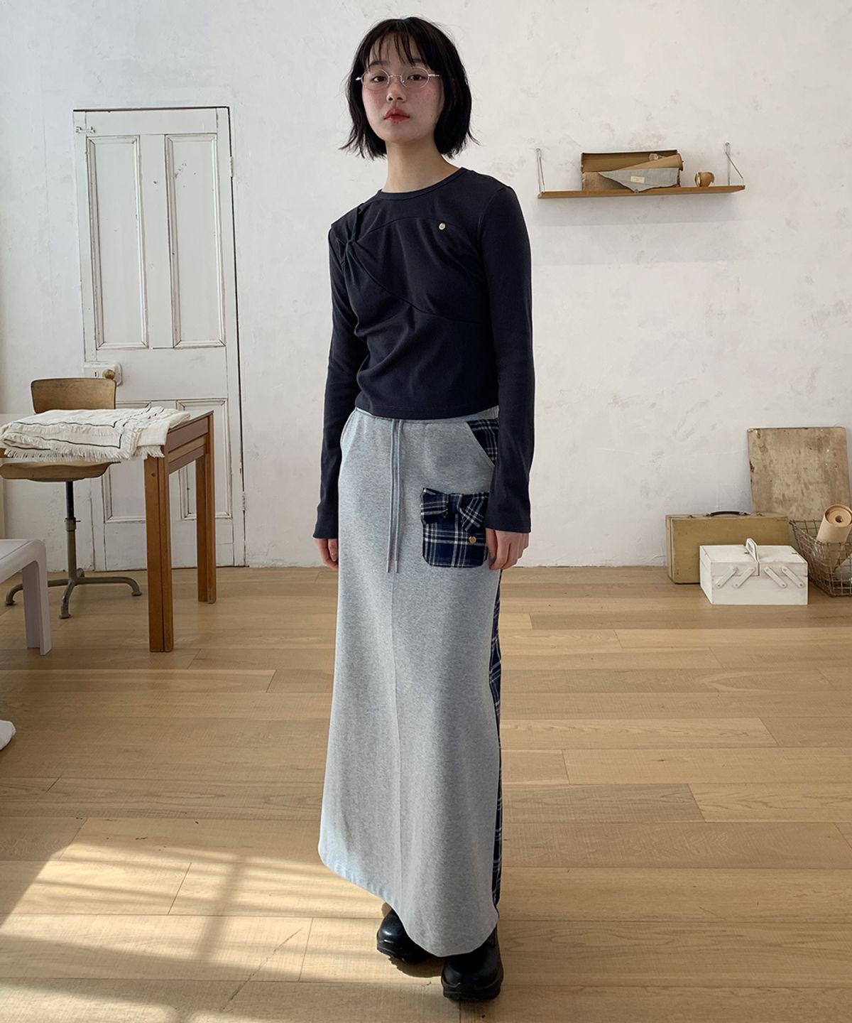 론론(RONRON) KNOT SEAM LONG SLEEVE CHARCOAL