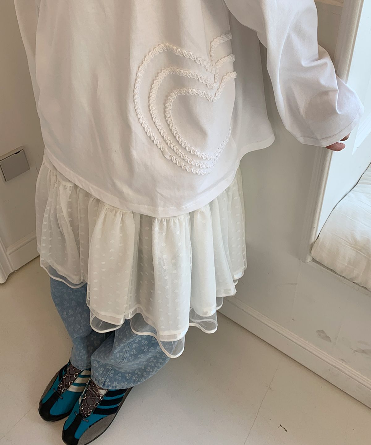 론론(RONRON) HEART EMBROIDERED LONG SLEEVE T SHIRT WHITE